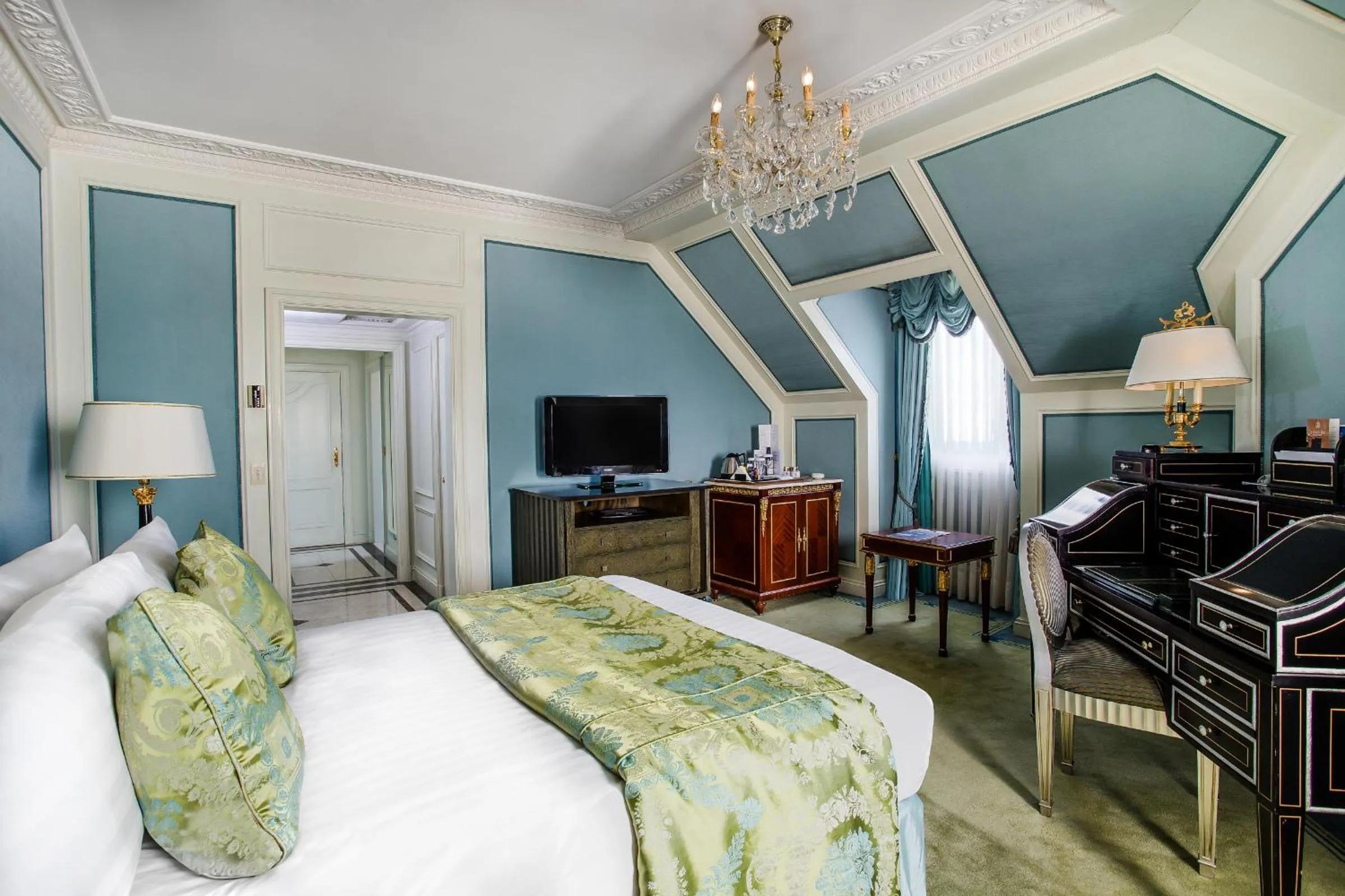 Bedroom, Bed in Bentley London