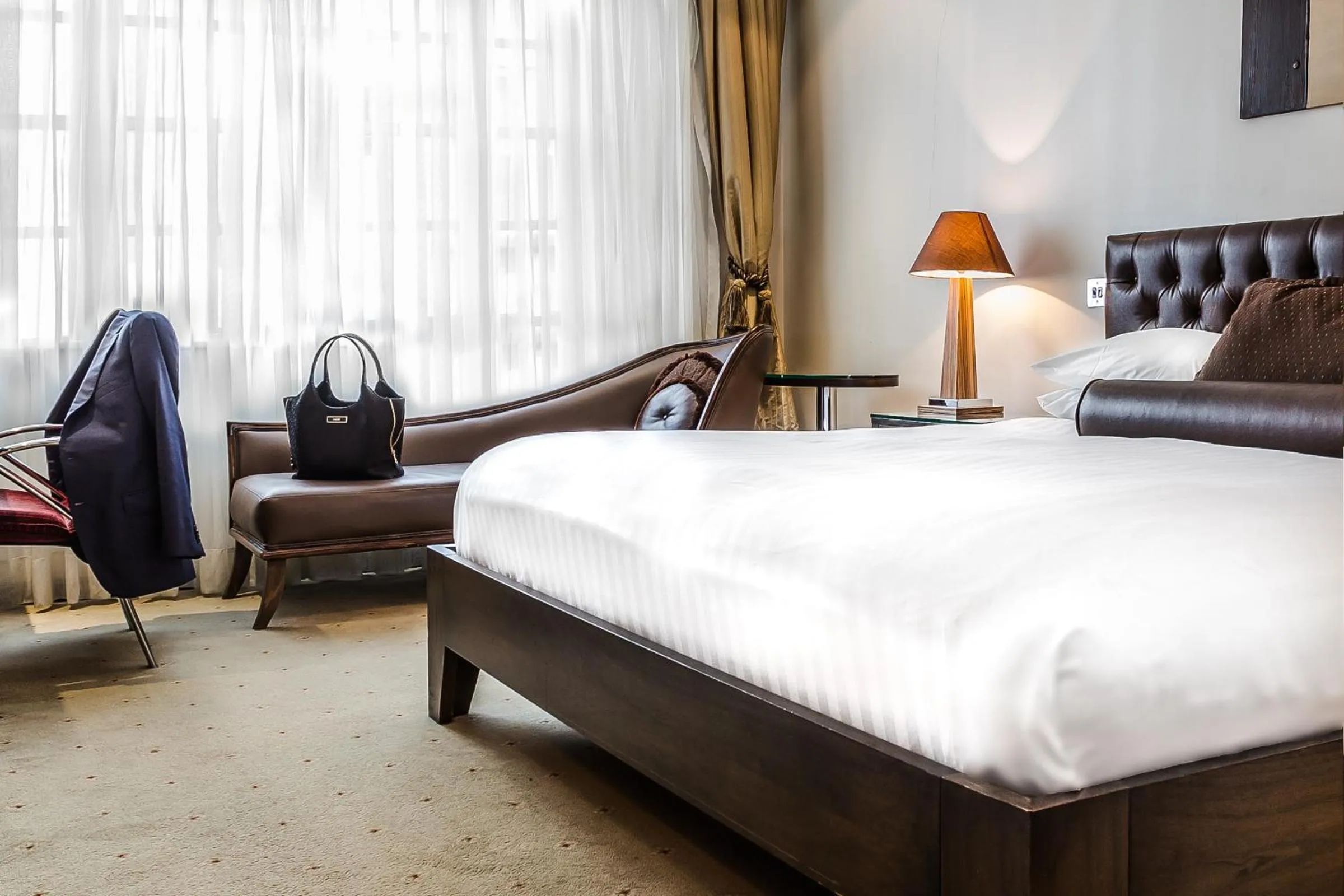 Bedroom, Bed in Courthouse Hotel London