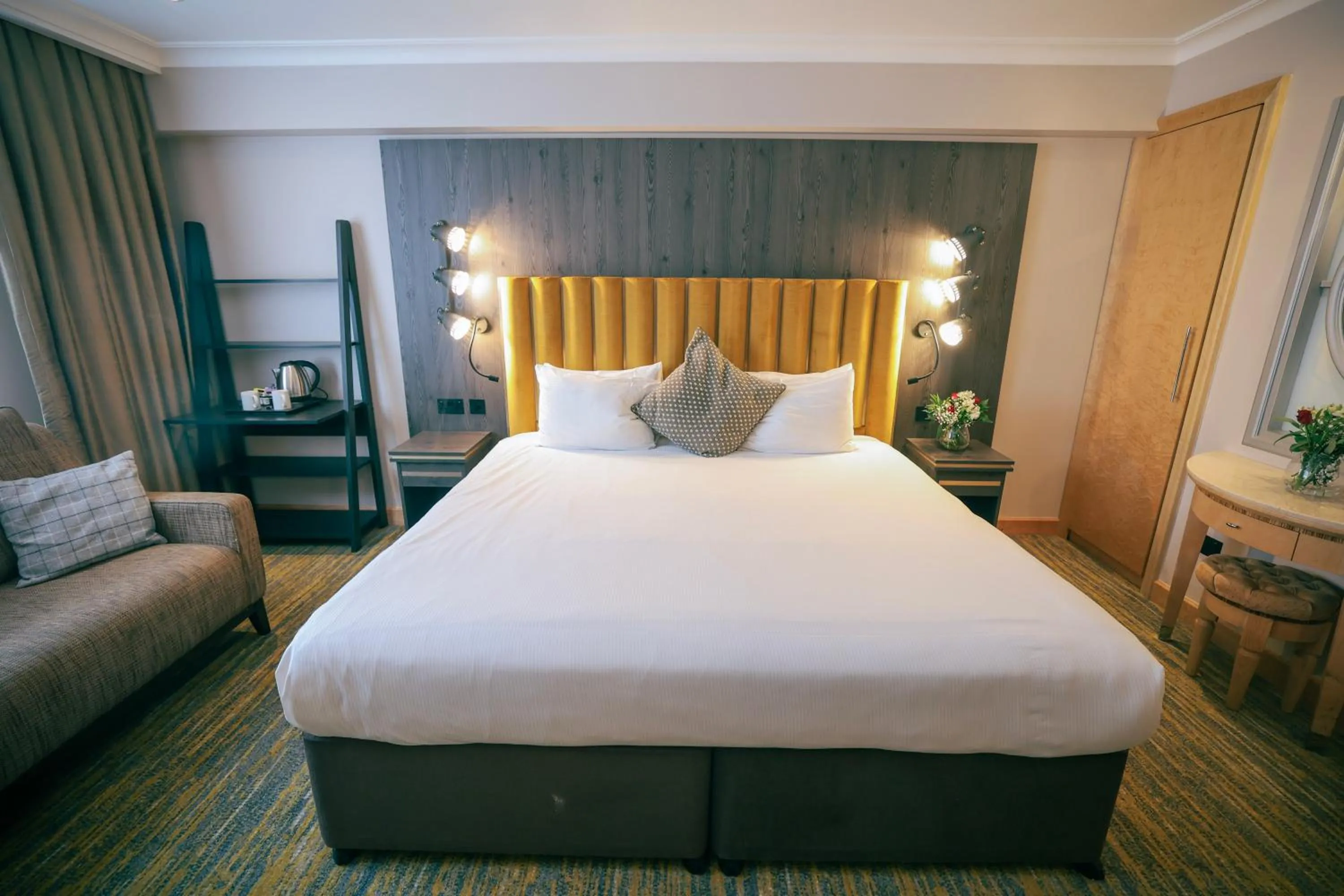 Bedroom, Bed in Courthouse Hotel London