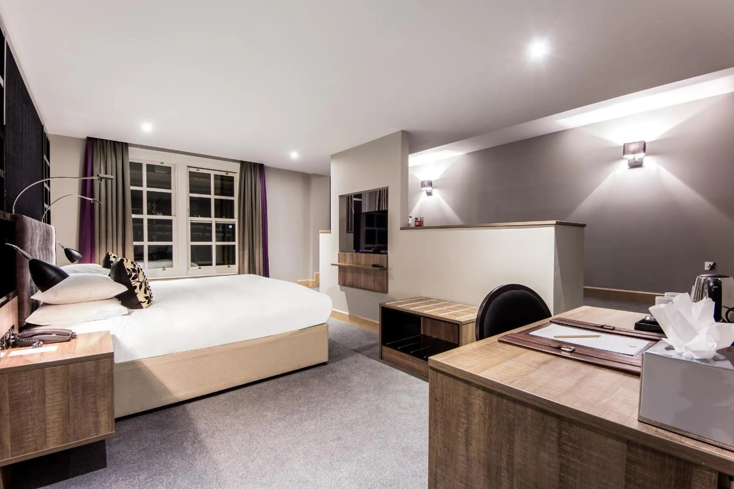 Bedroom, Bed in Courthouse Hotel London