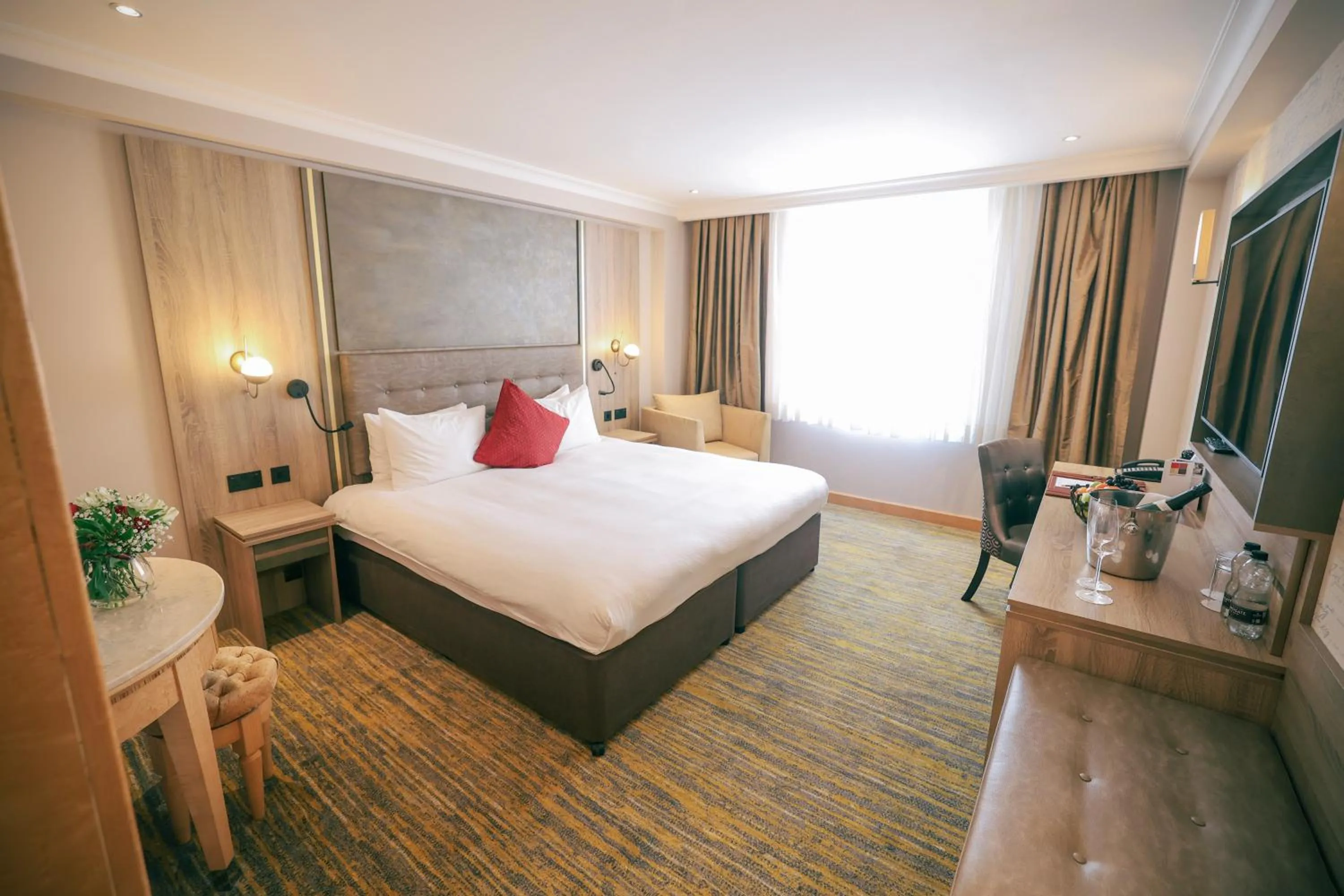 Bedroom, Bed in Courthouse Hotel London