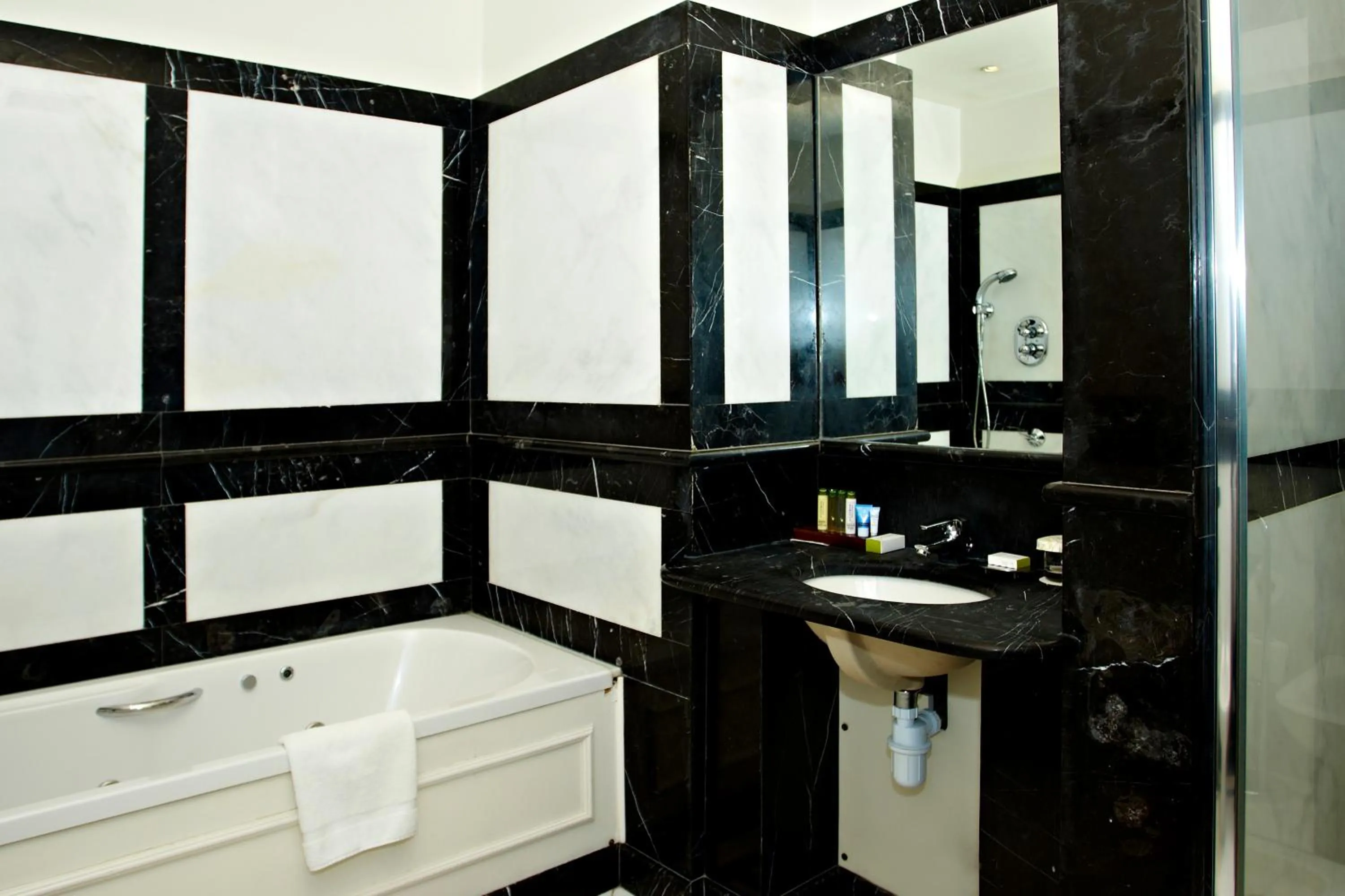 Bathroom in Courthouse Hotel London