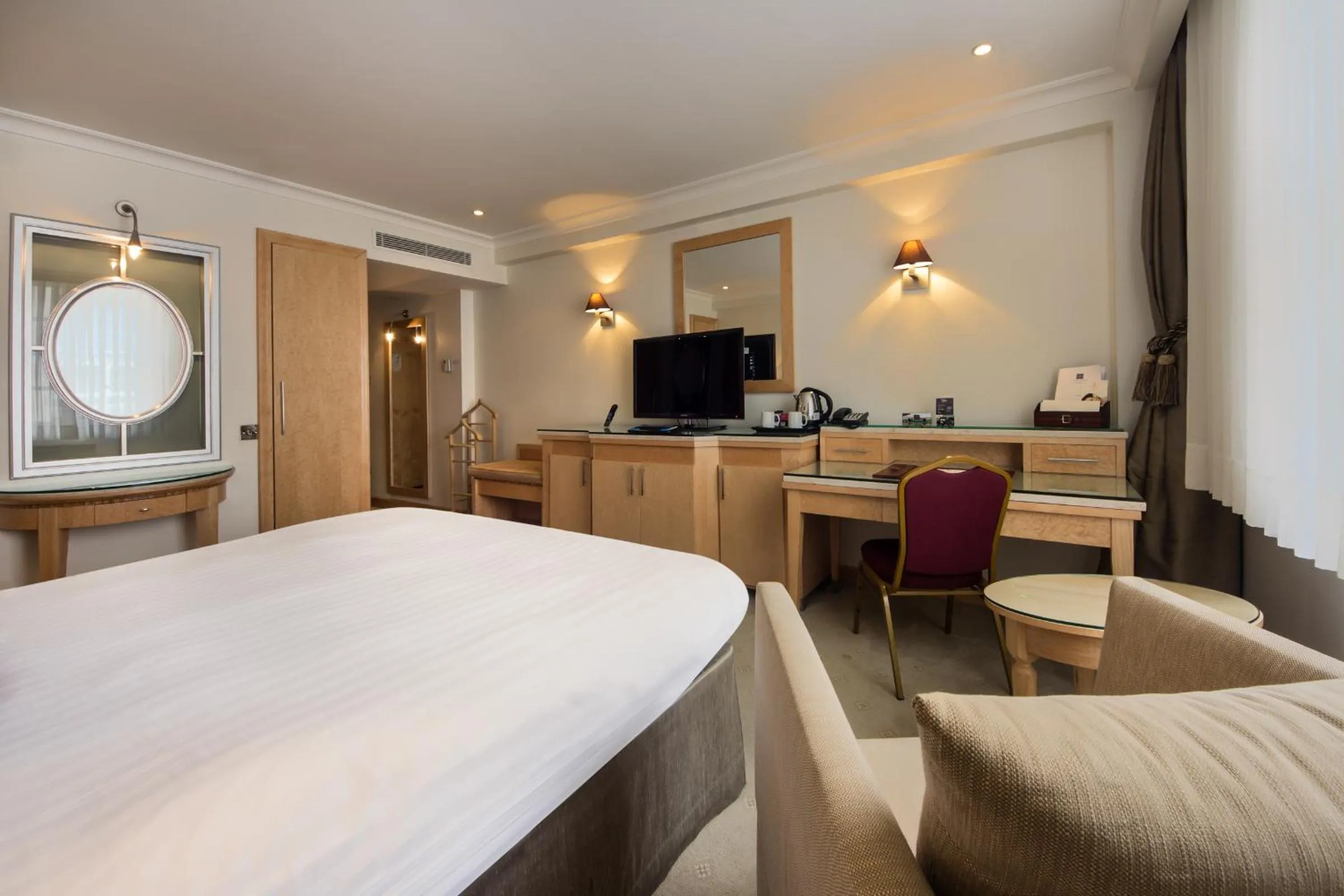 Bedroom, Bed in Courthouse Hotel London