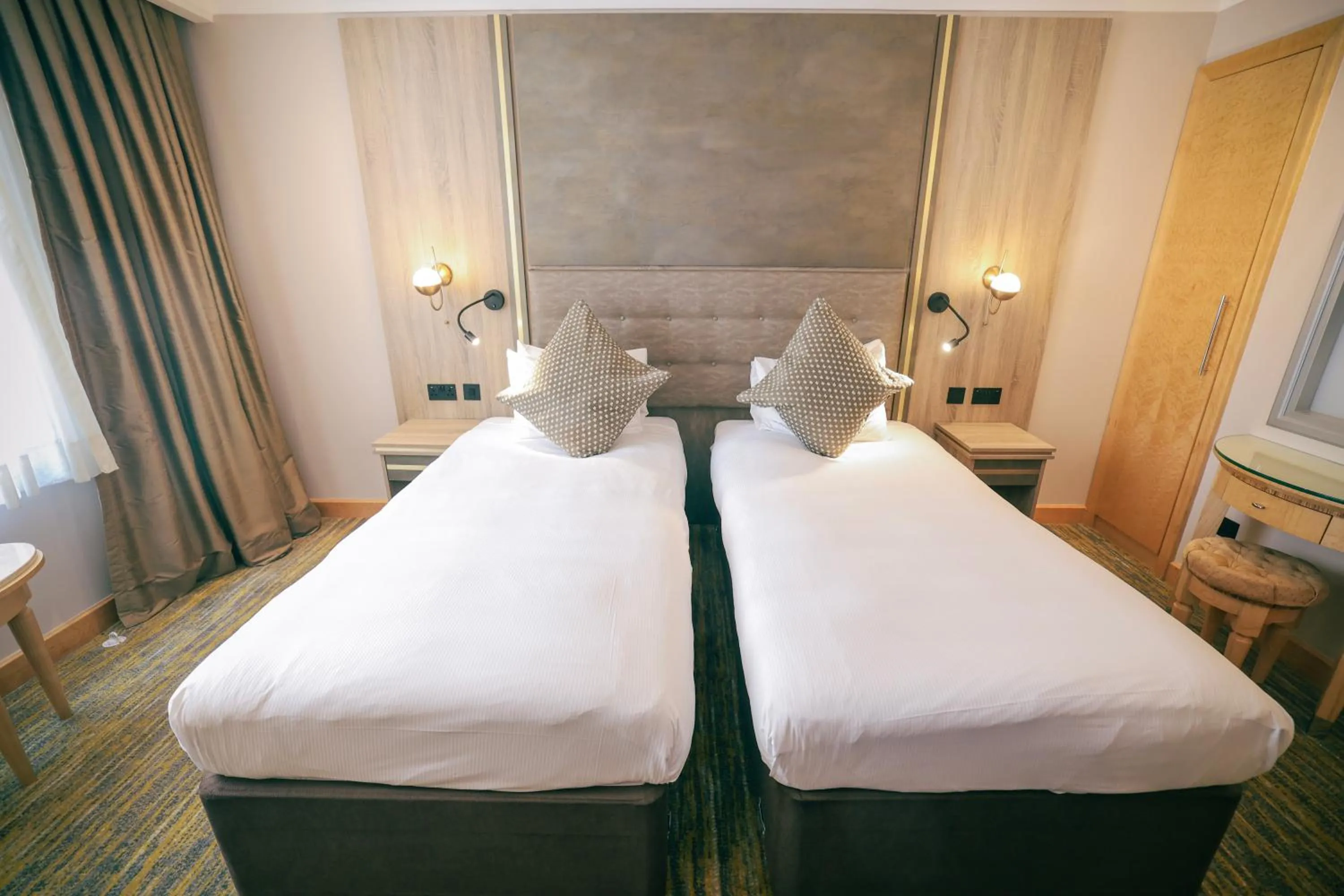 Bedroom, Bed in Courthouse Hotel London