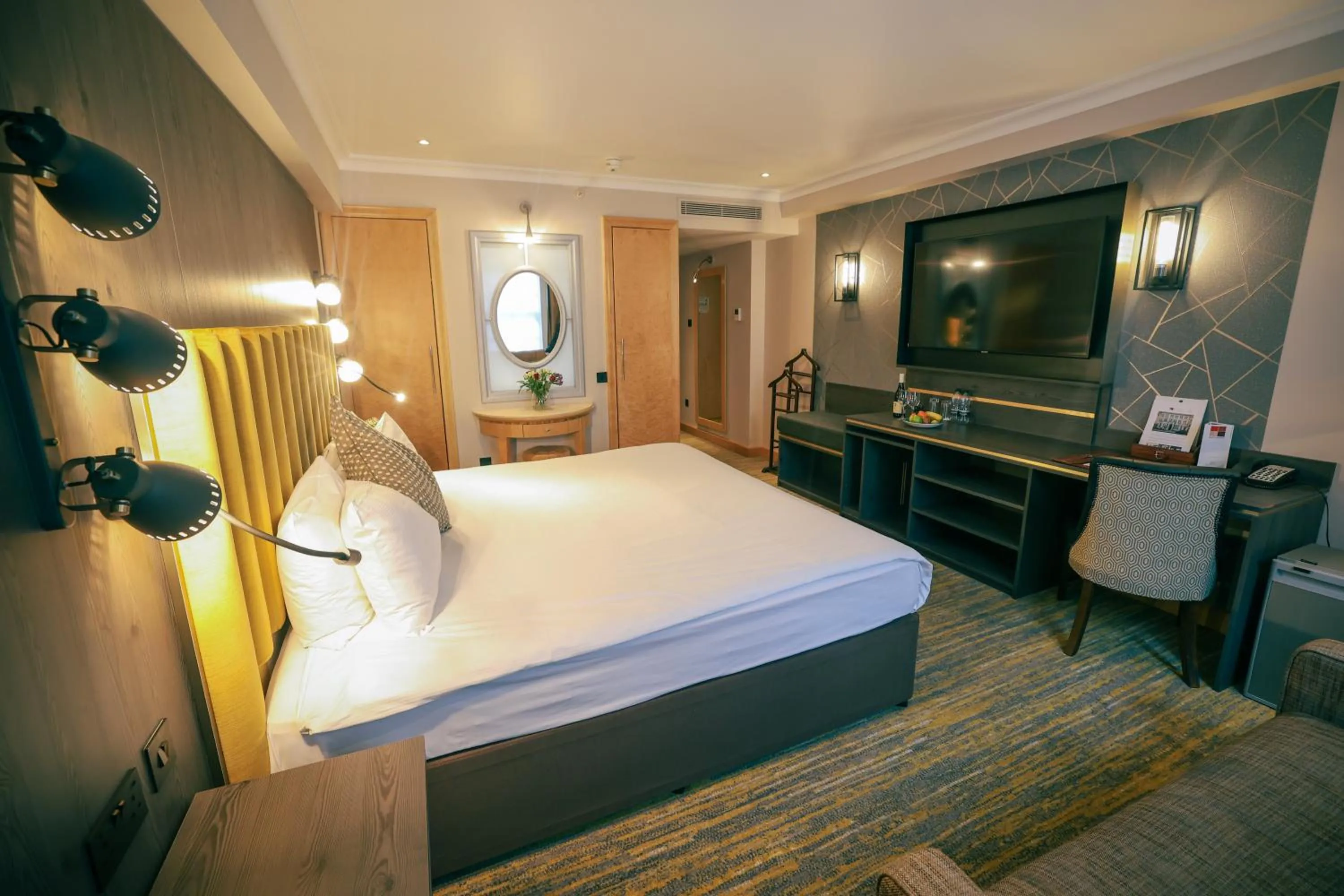 Bedroom, Bed in Courthouse Hotel London