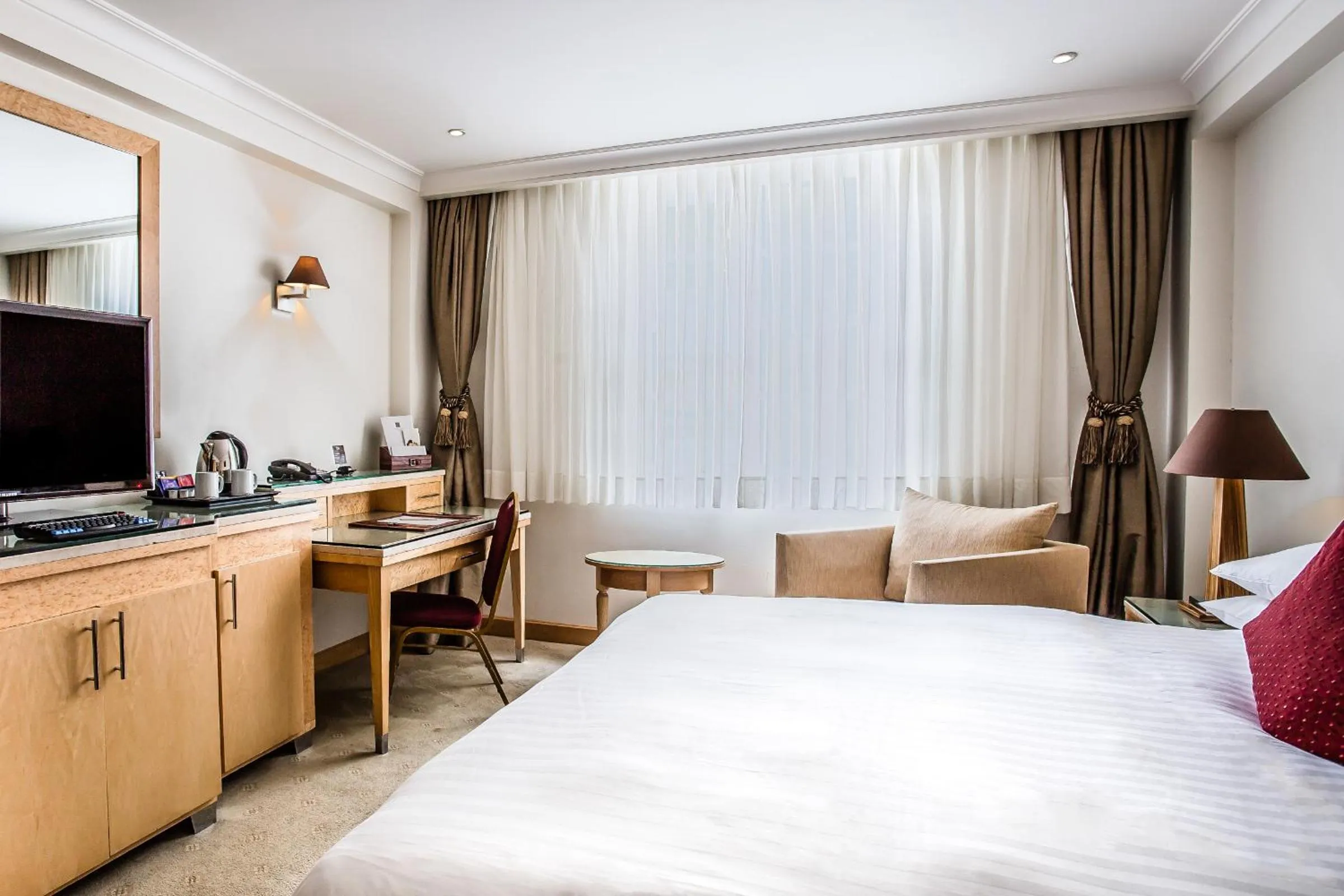 Bedroom, Bed in Courthouse Hotel London