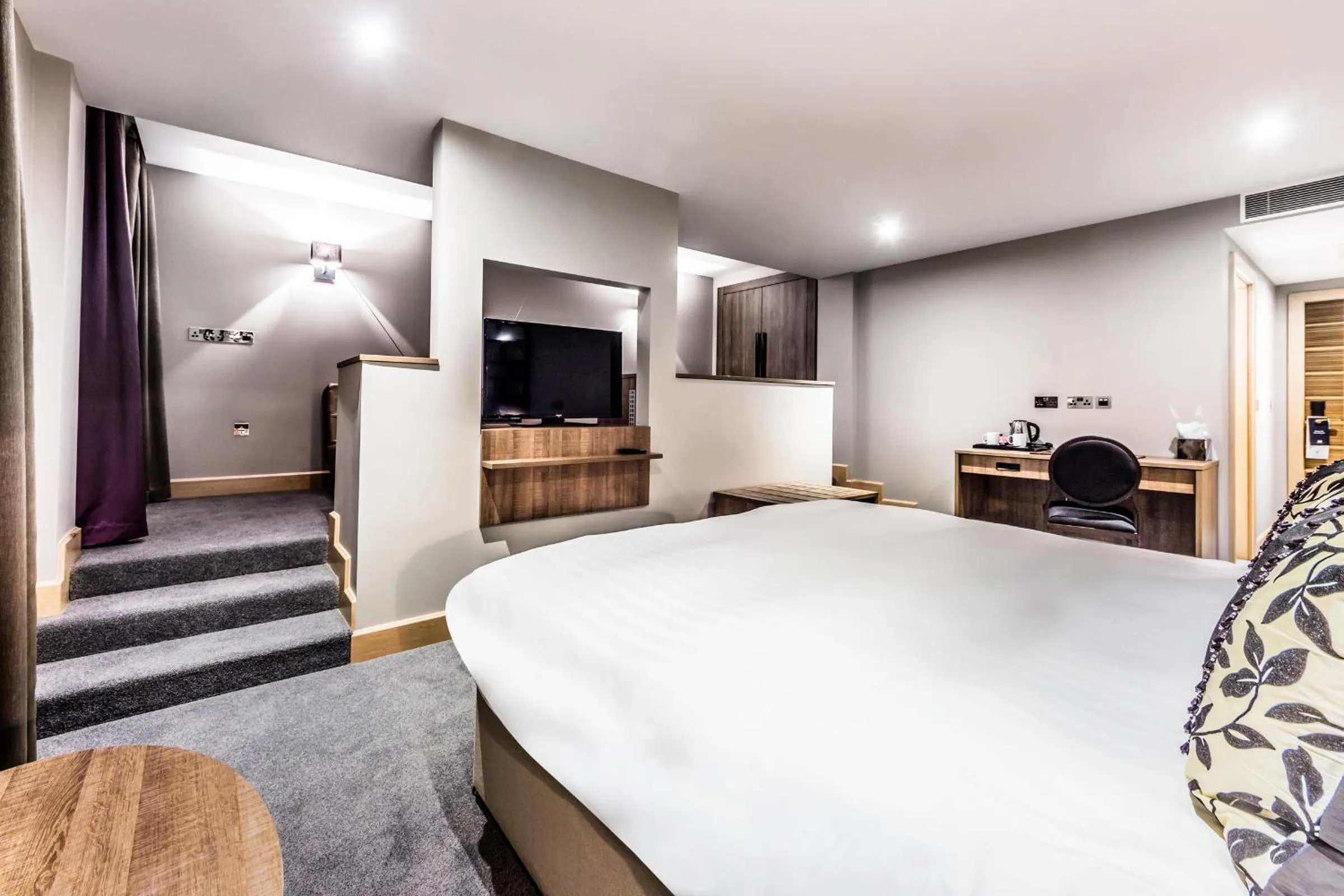 Bedroom, Bed in Courthouse Hotel London