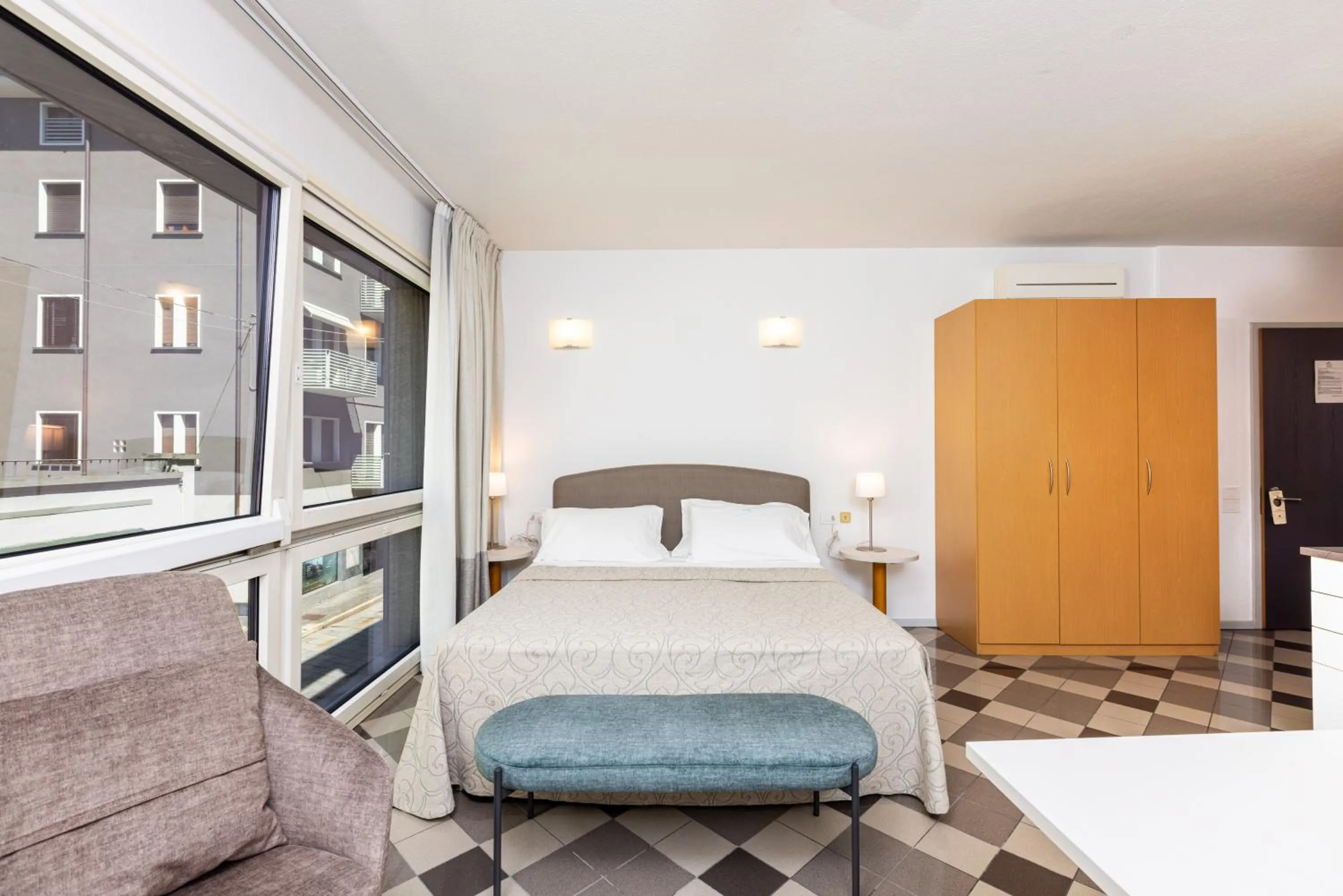 Photo of the whole room, Bed in Piazzi House