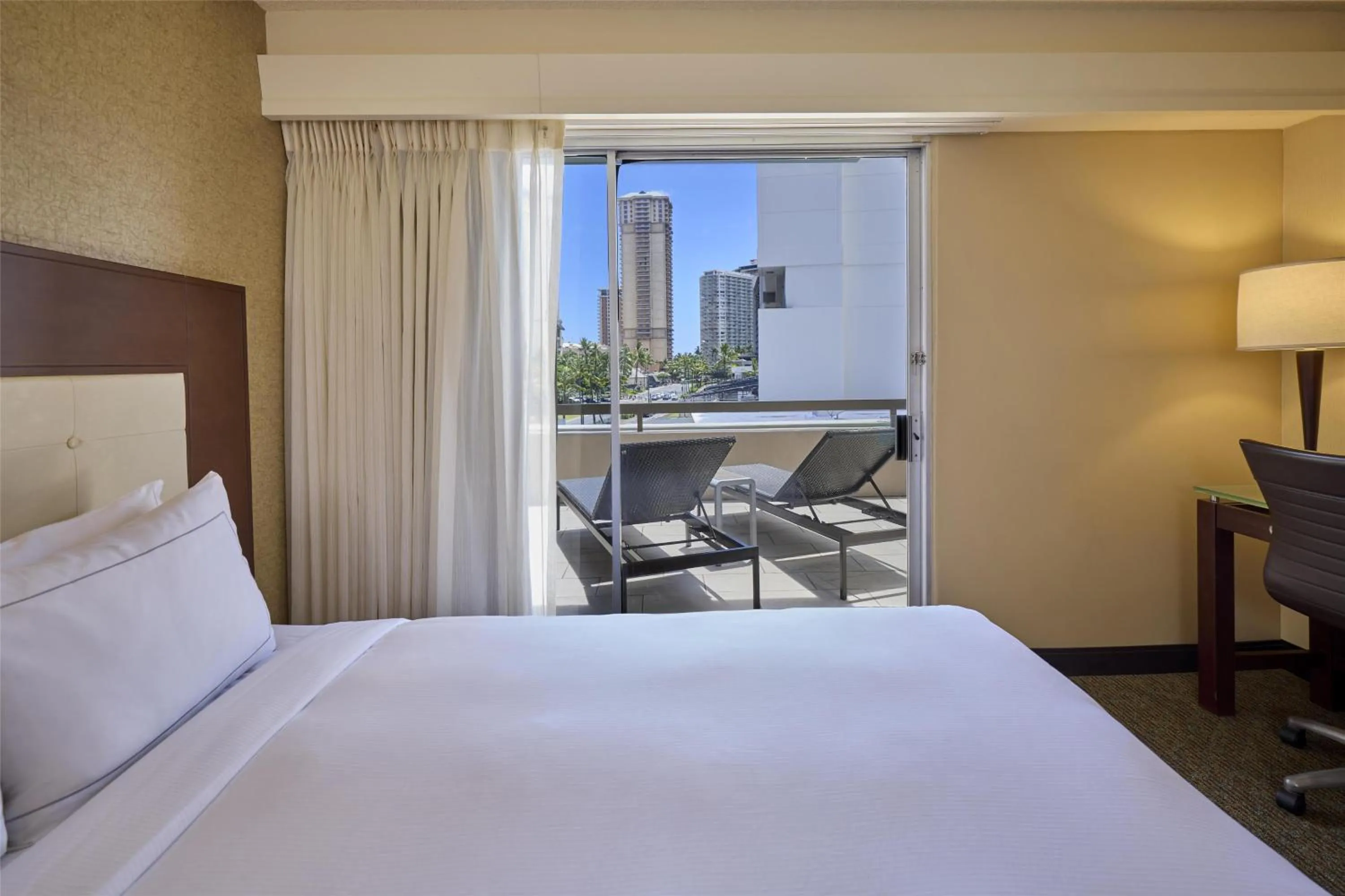 Bed in DoubleTree by Hilton Alana - Waikiki Beach