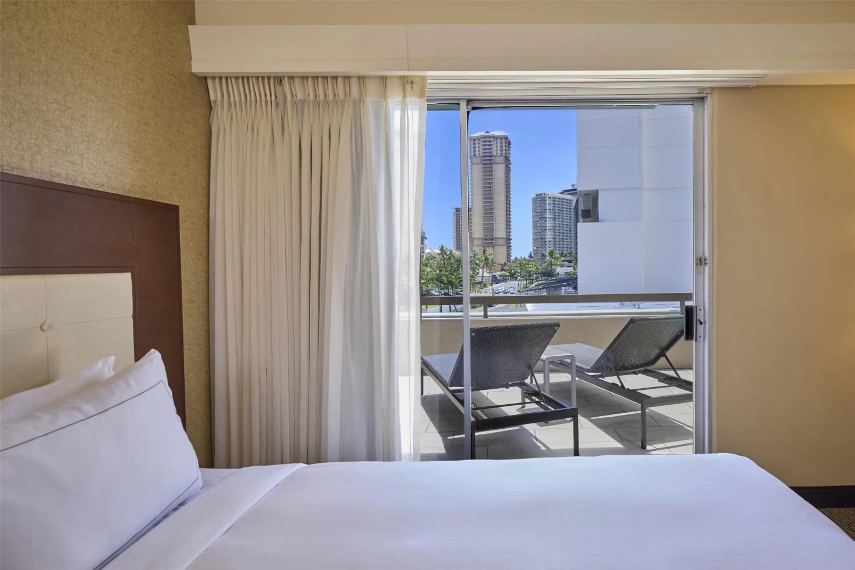 Bed in DoubleTree by Hilton Alana - Waikiki Beach