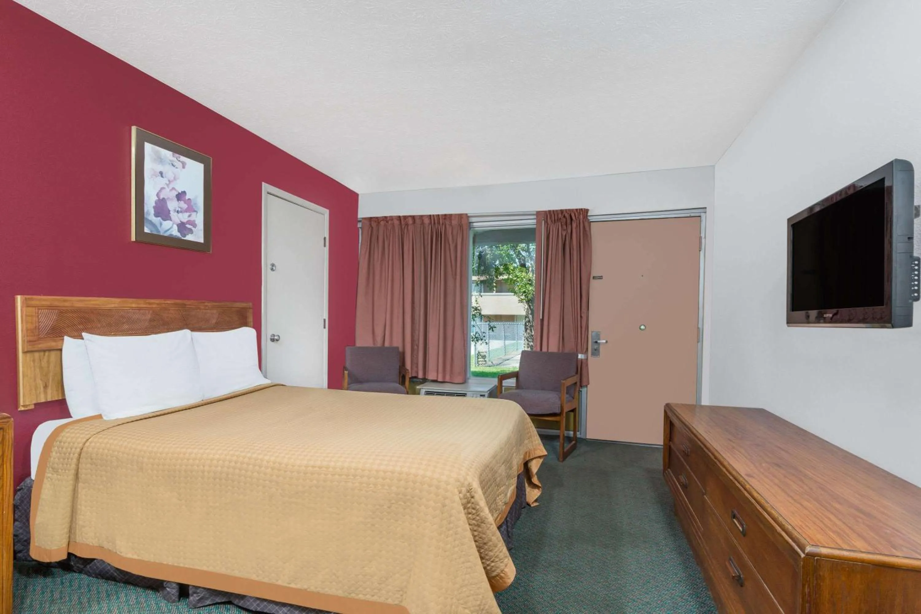 Photo of the whole room, Bed in Days Inn by Wyndham Mt. Sterling