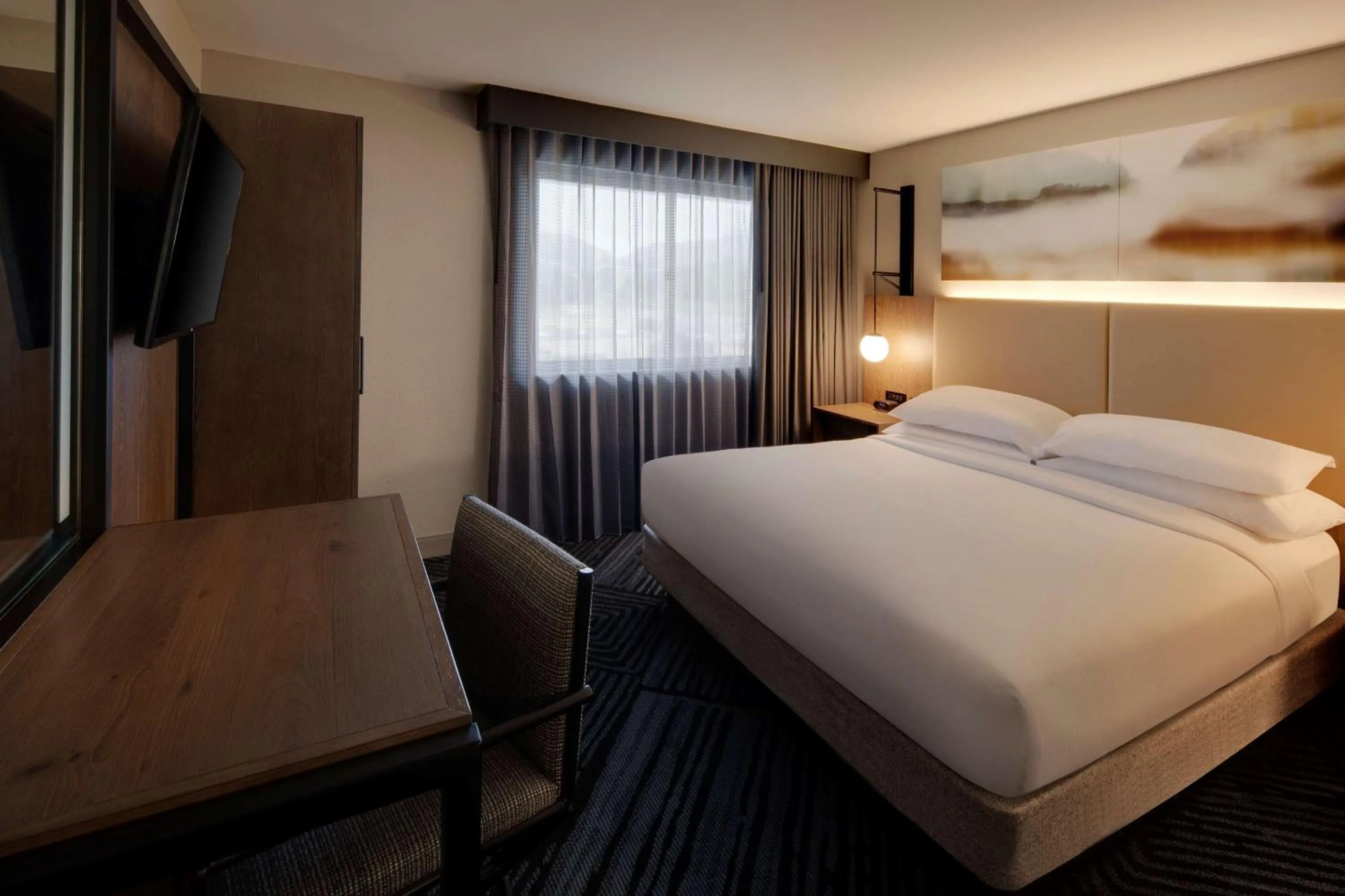 Bed in Embassy Suites by Hilton San Rafael Marin County