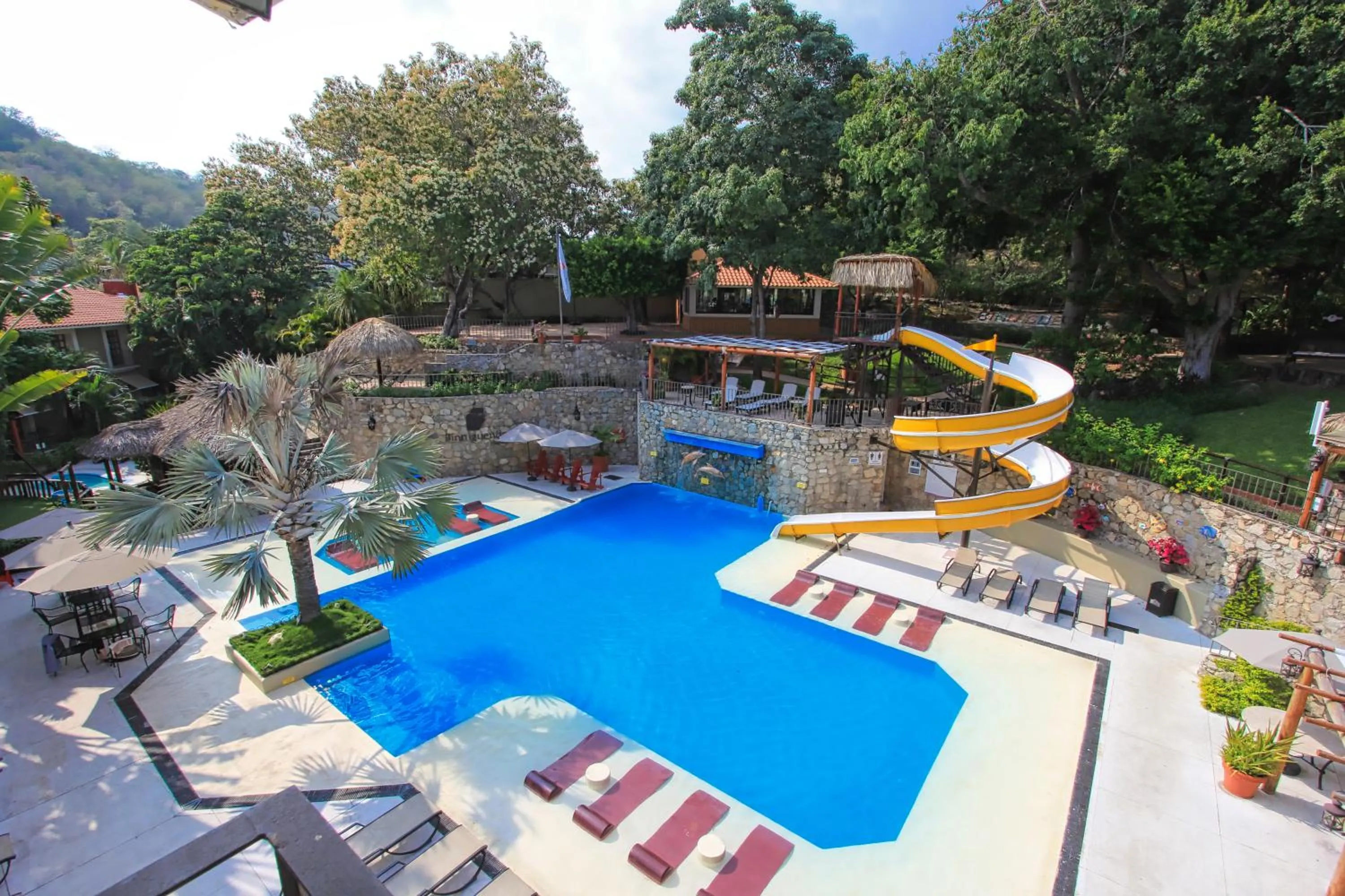 Swimming pool in Binniguenda Huatulco & Beach Club