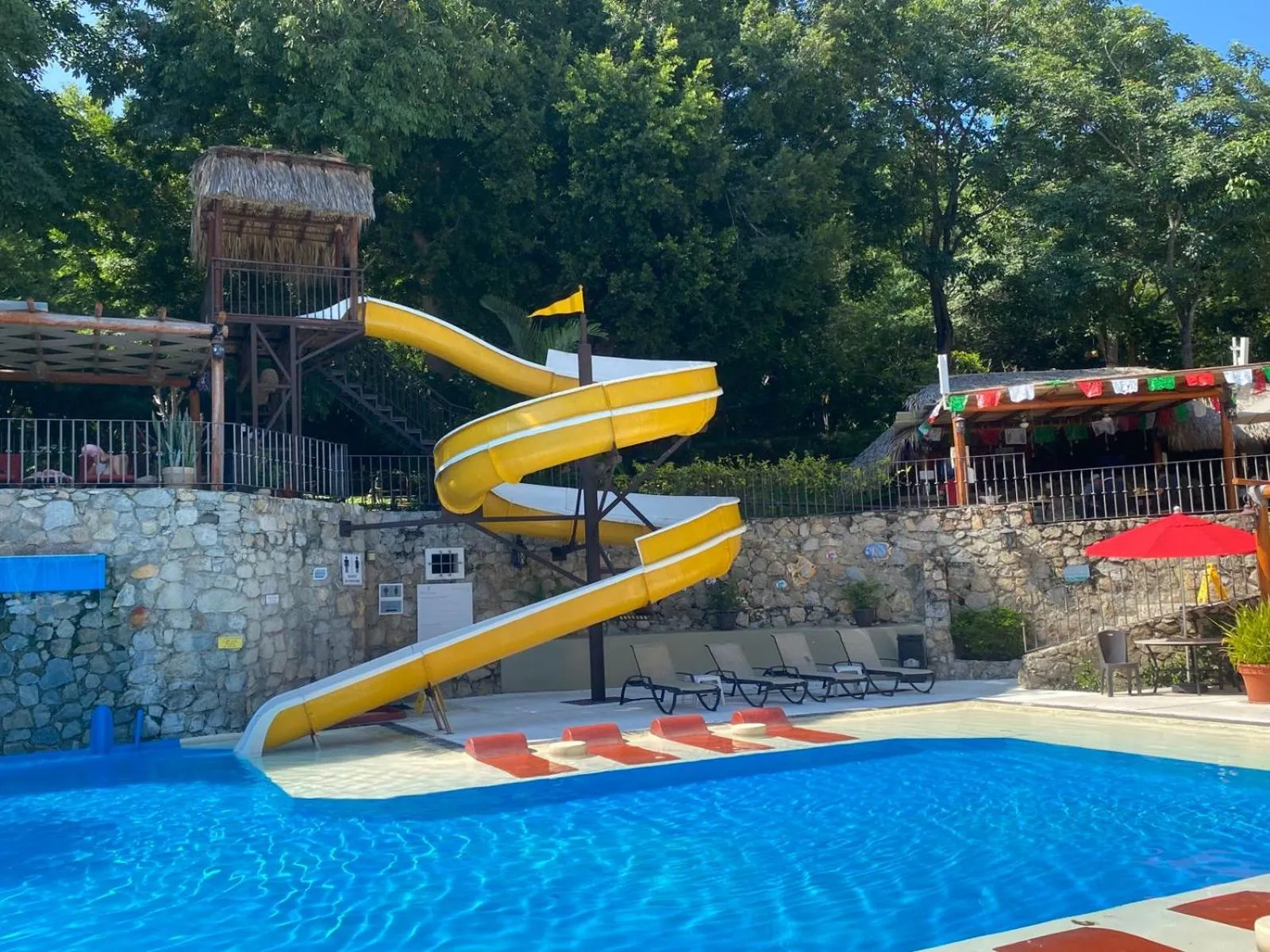 Swimming pool in Binniguenda Huatulco & Beach Club