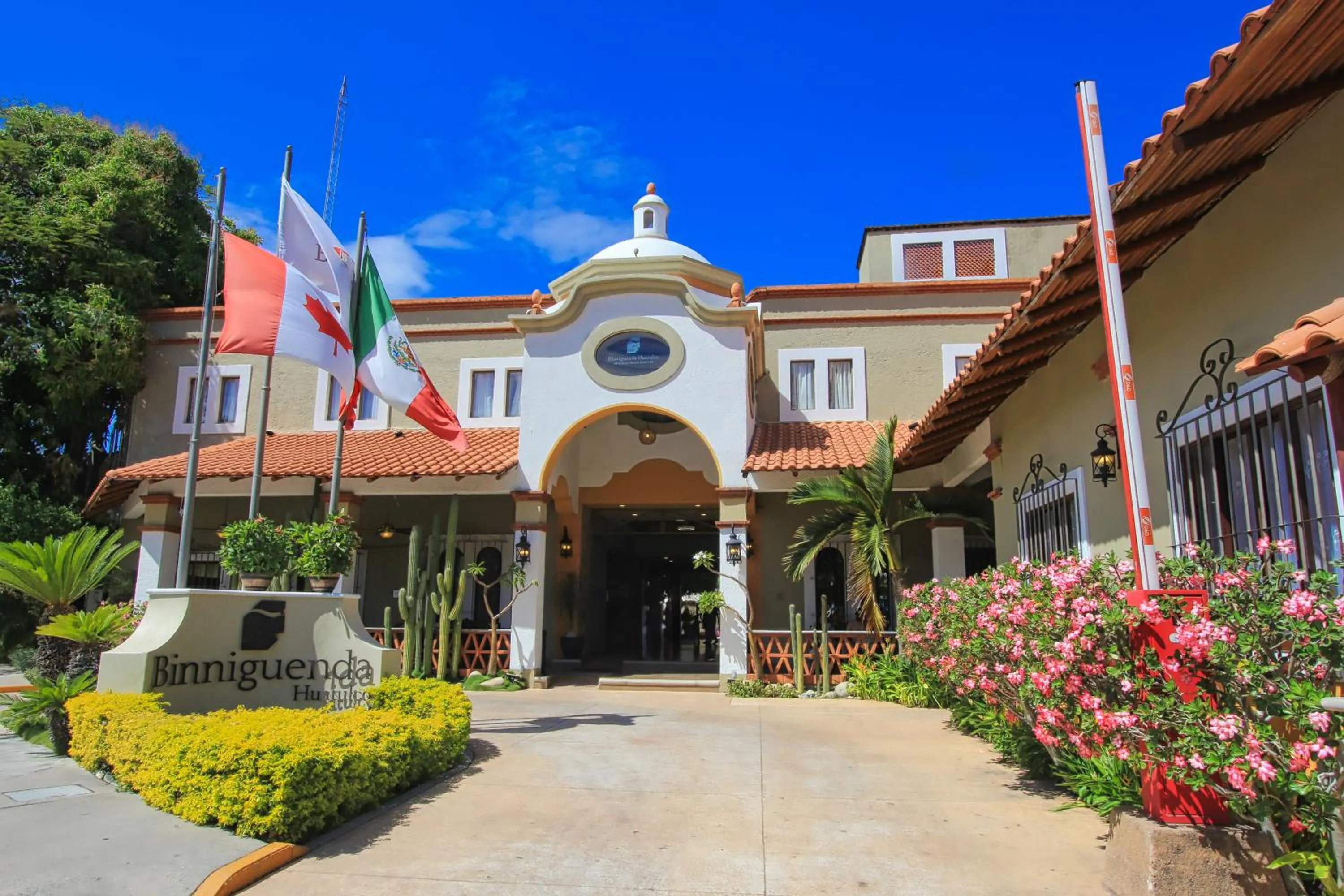 Facade/entrance in Binniguenda Huatulco & Beach Club