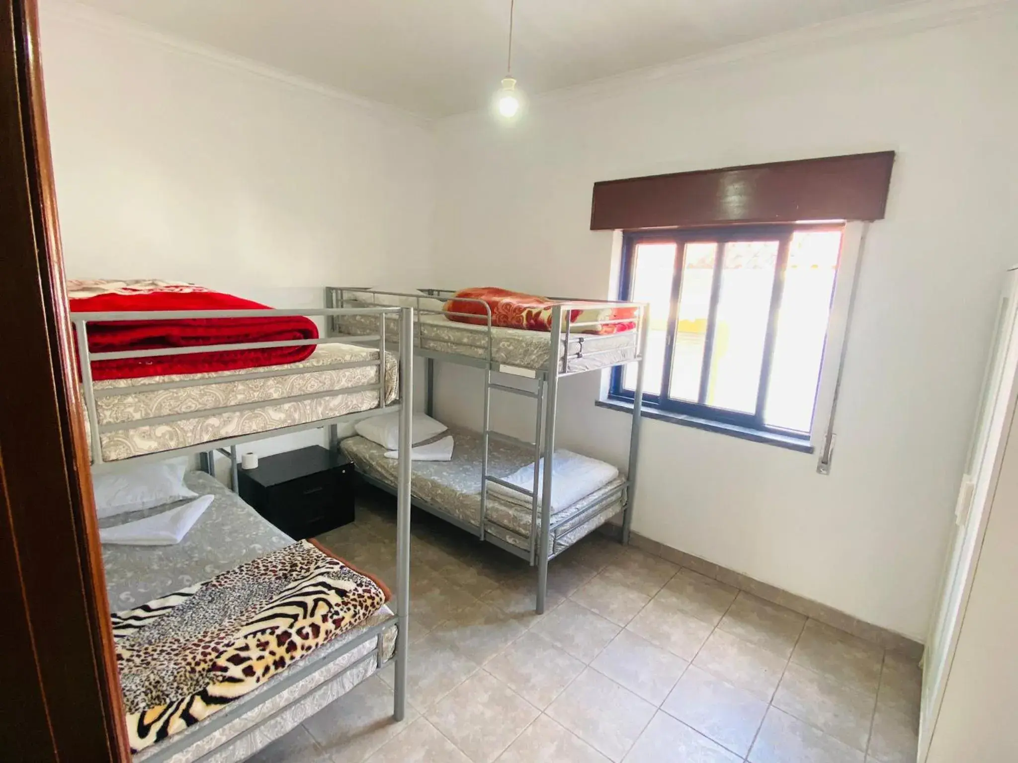 Bed in 4-Bed Mixed Dormitory Room in Come Inn Sesimbra Bed in 4-Bed Mixed Dormitory Room in Come Inn Sesimbra