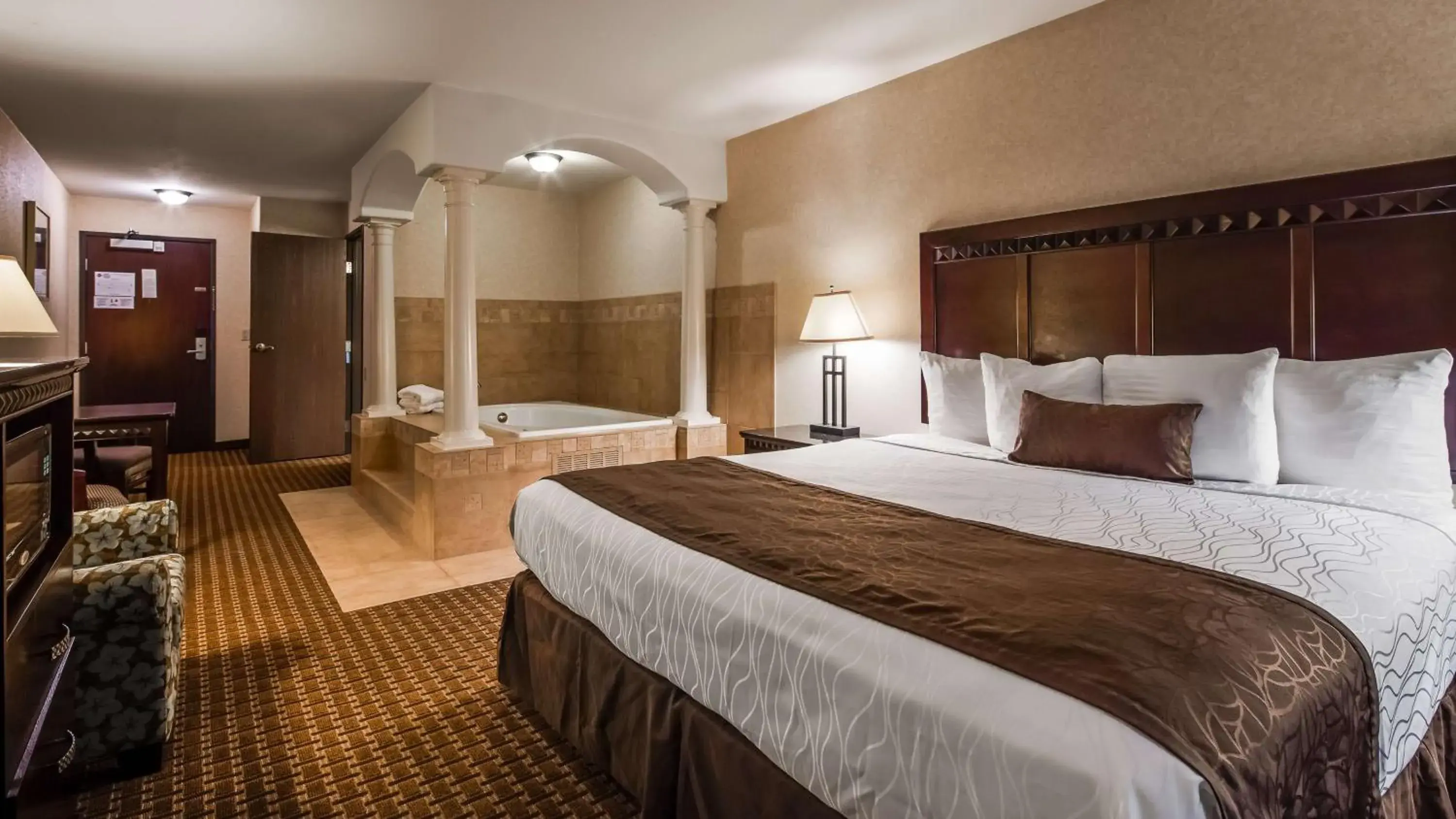 King Suite with Hot Tub - Non-Smoking in Best Western Plus Main Street Inn King Suite with Hot Tub - Non-Smoking in Best Western Plus Main Street Inn
