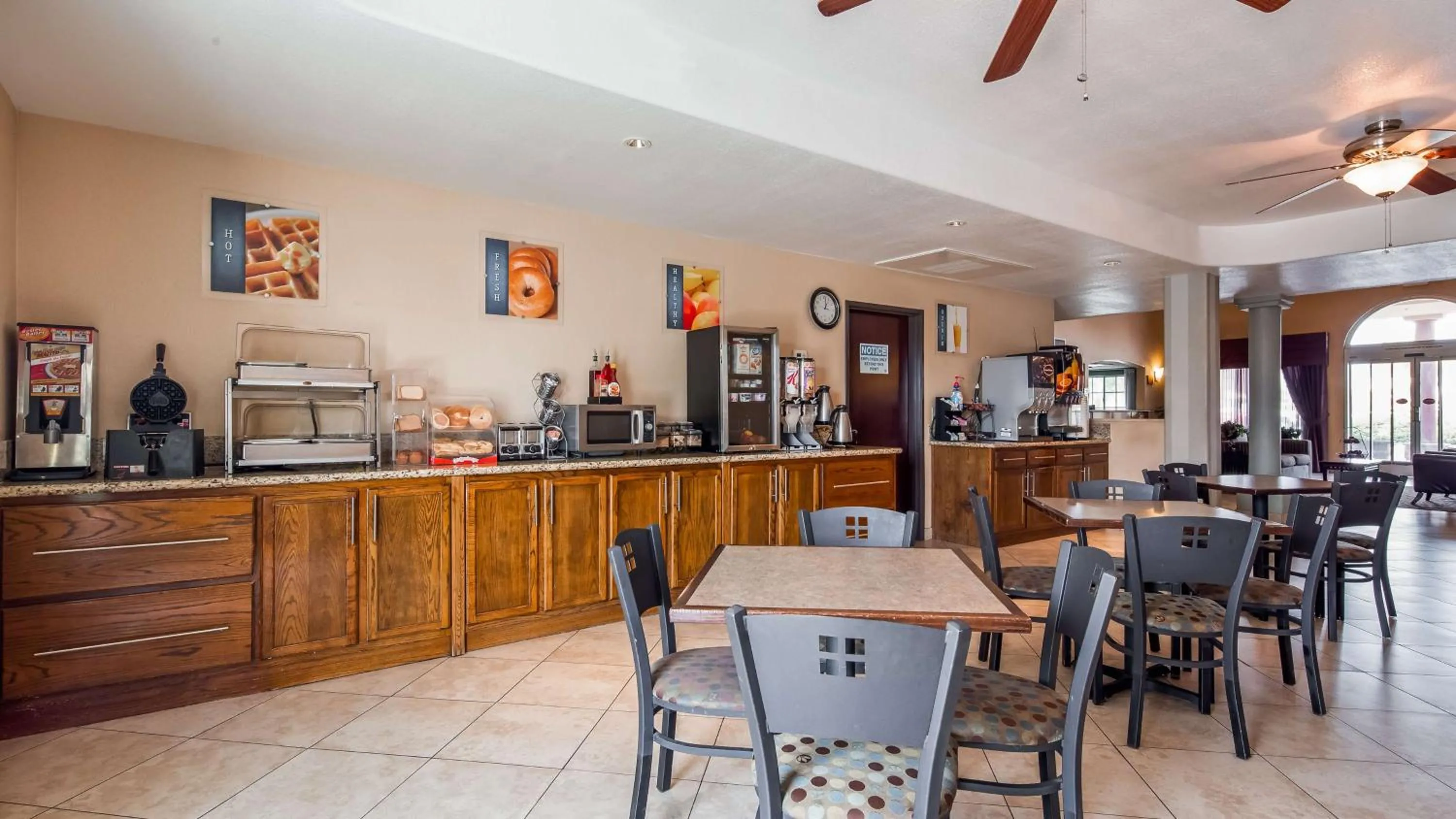 Breakfast in Best Western Plus Main Street Inn