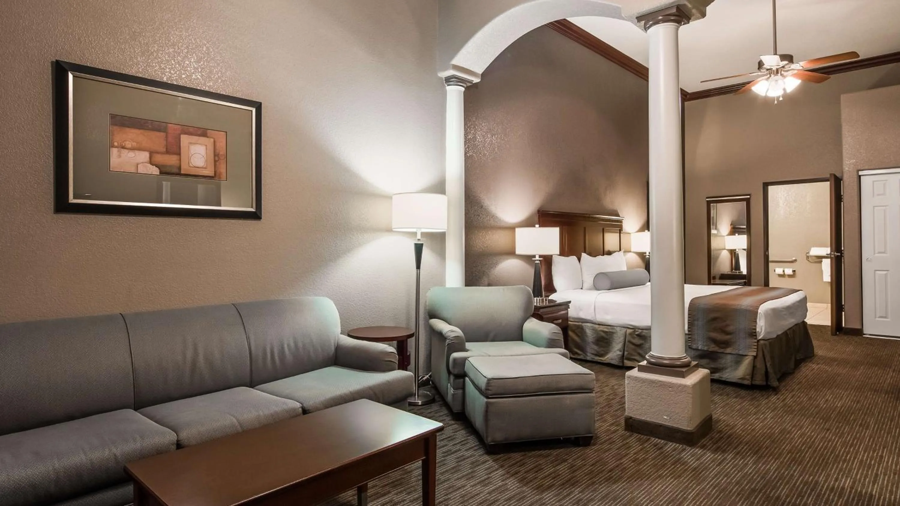 Living room in Best Western Plus Main Street Inn