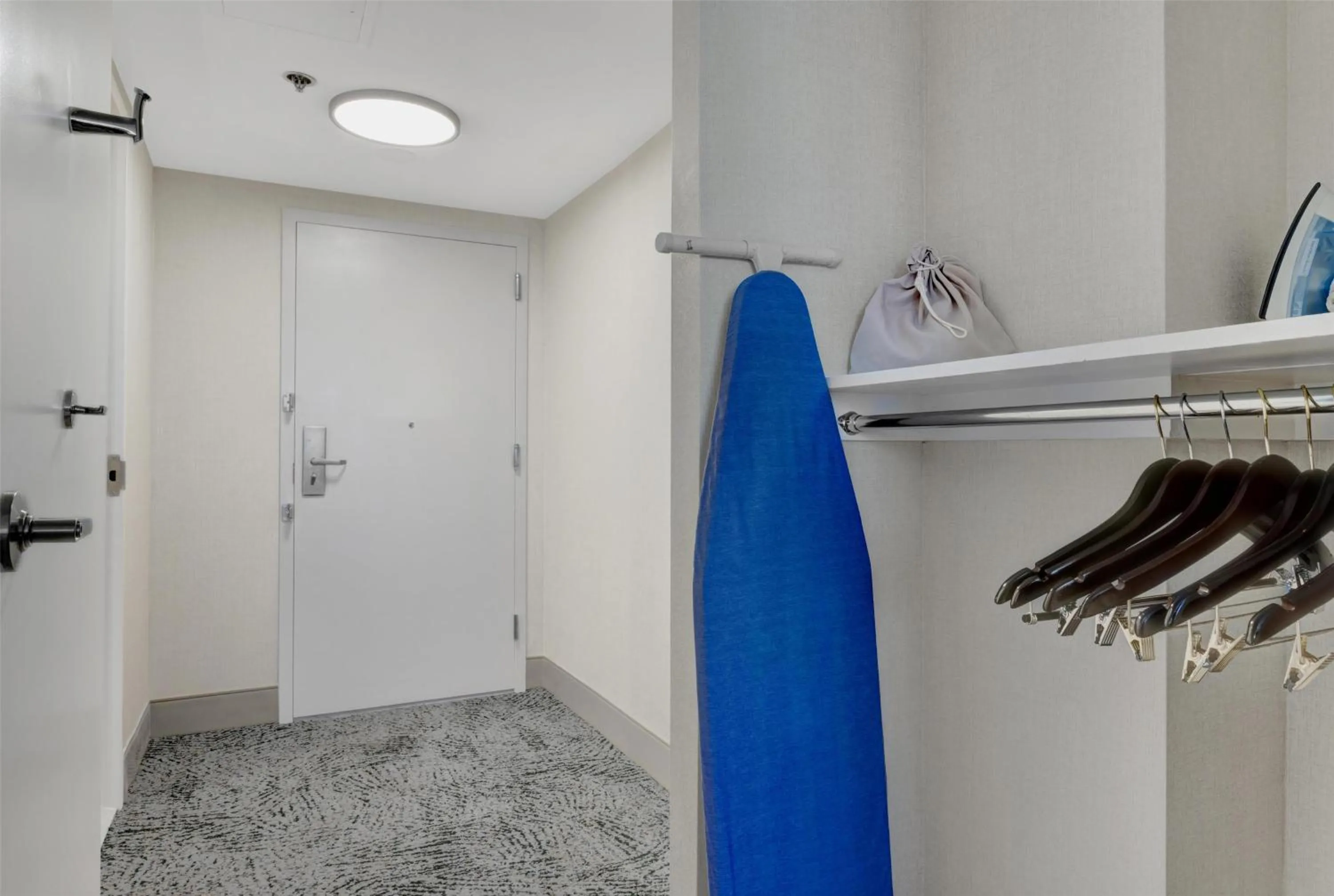 Photo of the whole room in Hilton Arlington National Landing