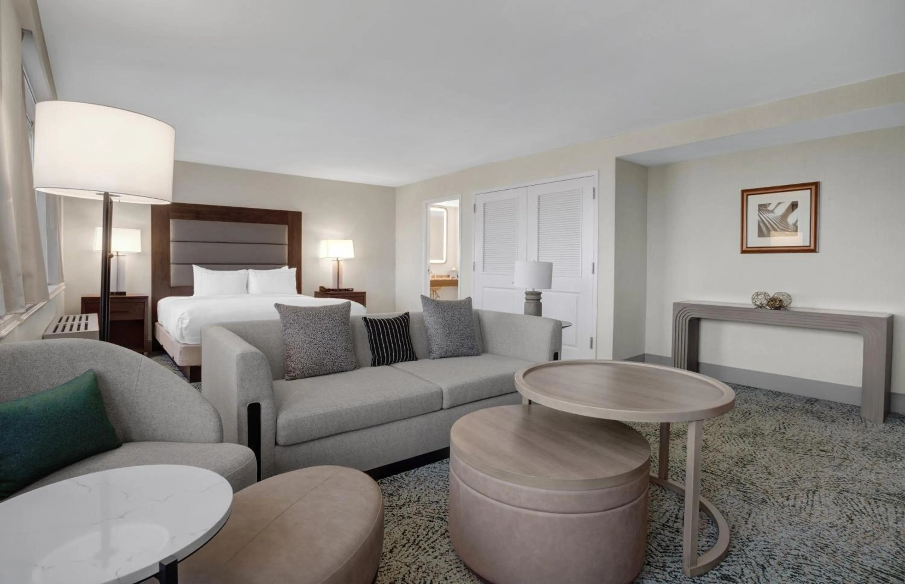 Seating area, Bed in Hilton Arlington National Landing