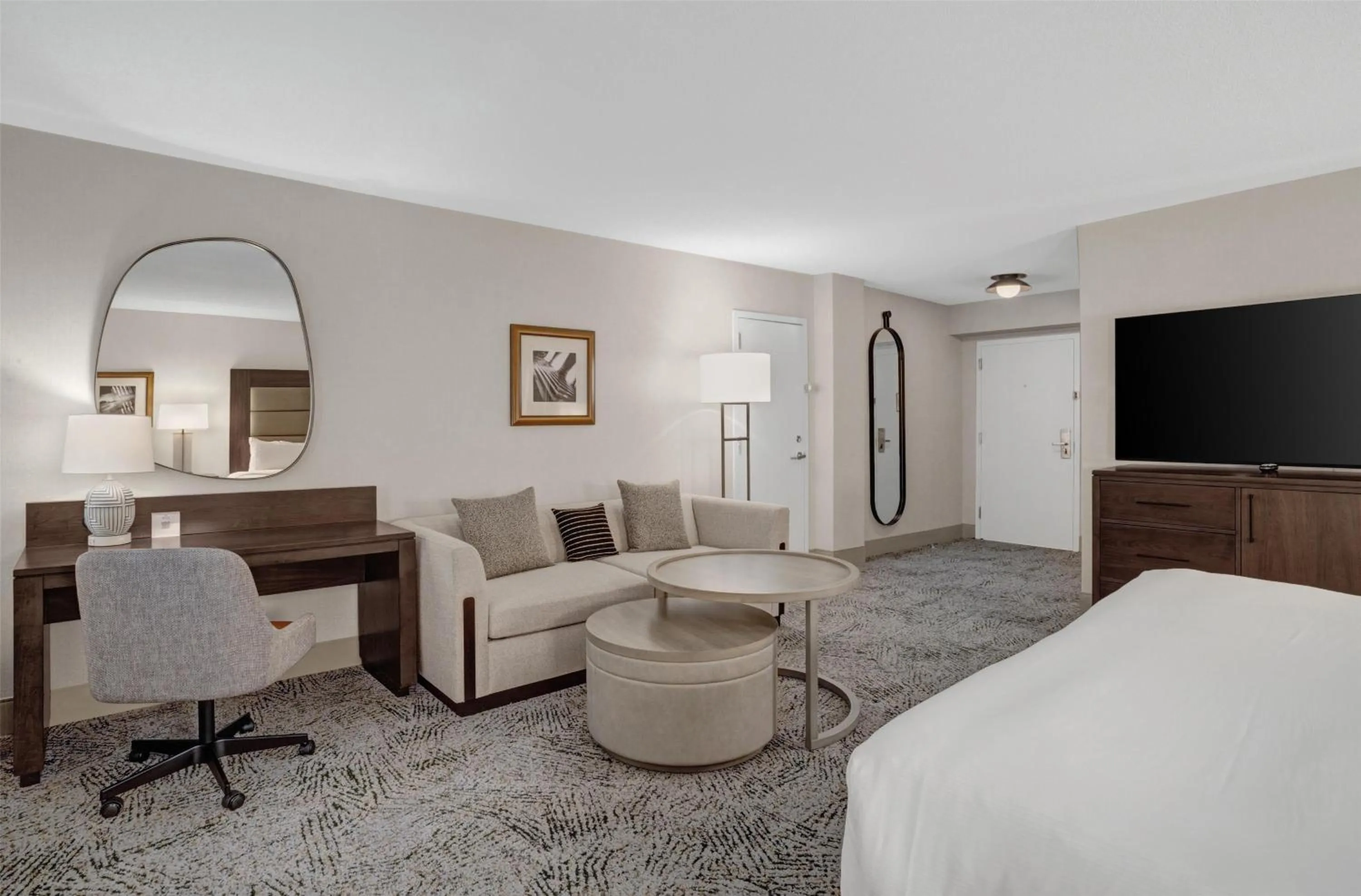 Living room, Bed in Hilton Arlington National Landing