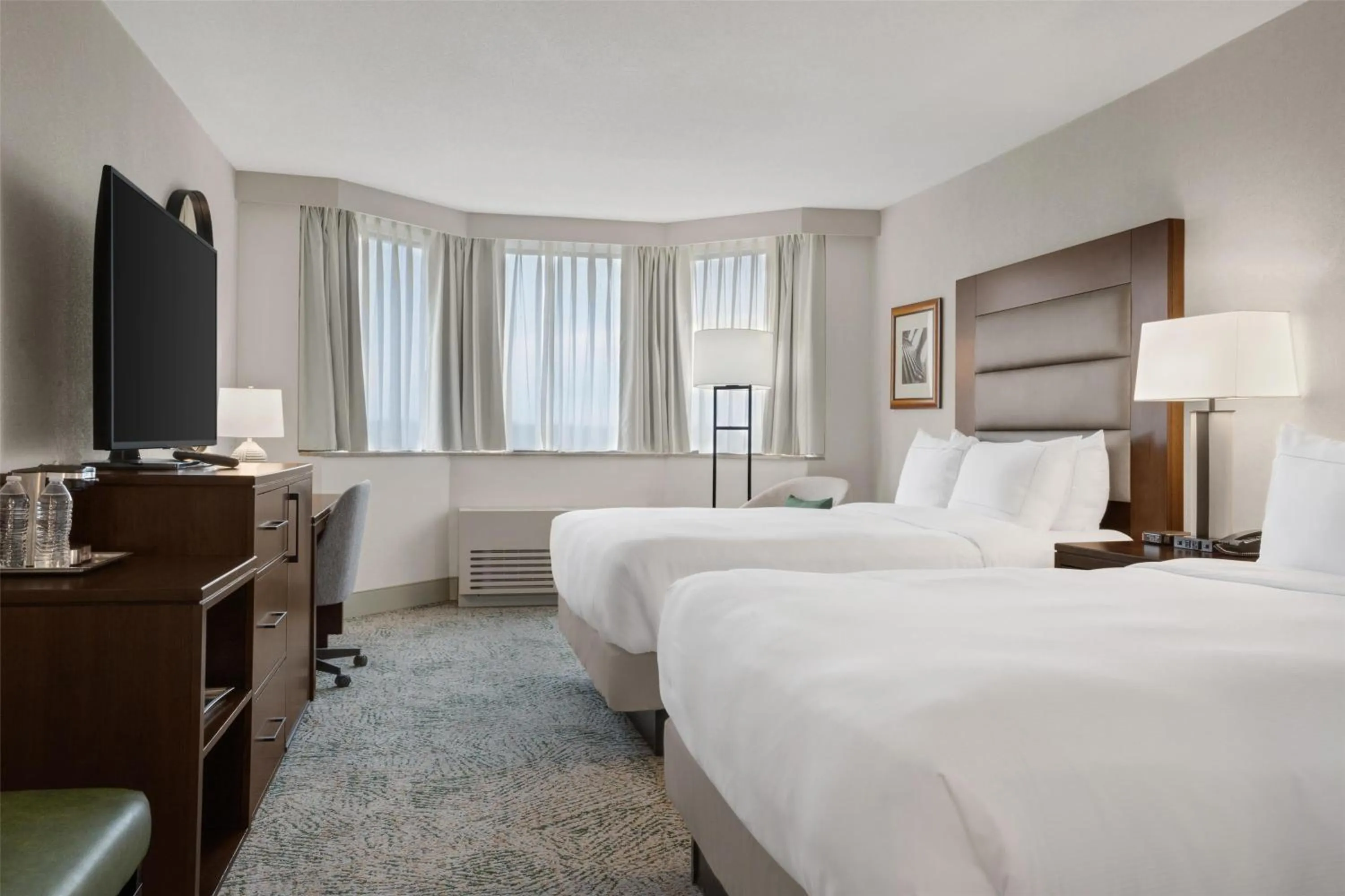 Bathroom, Bed in Hilton Arlington National Landing