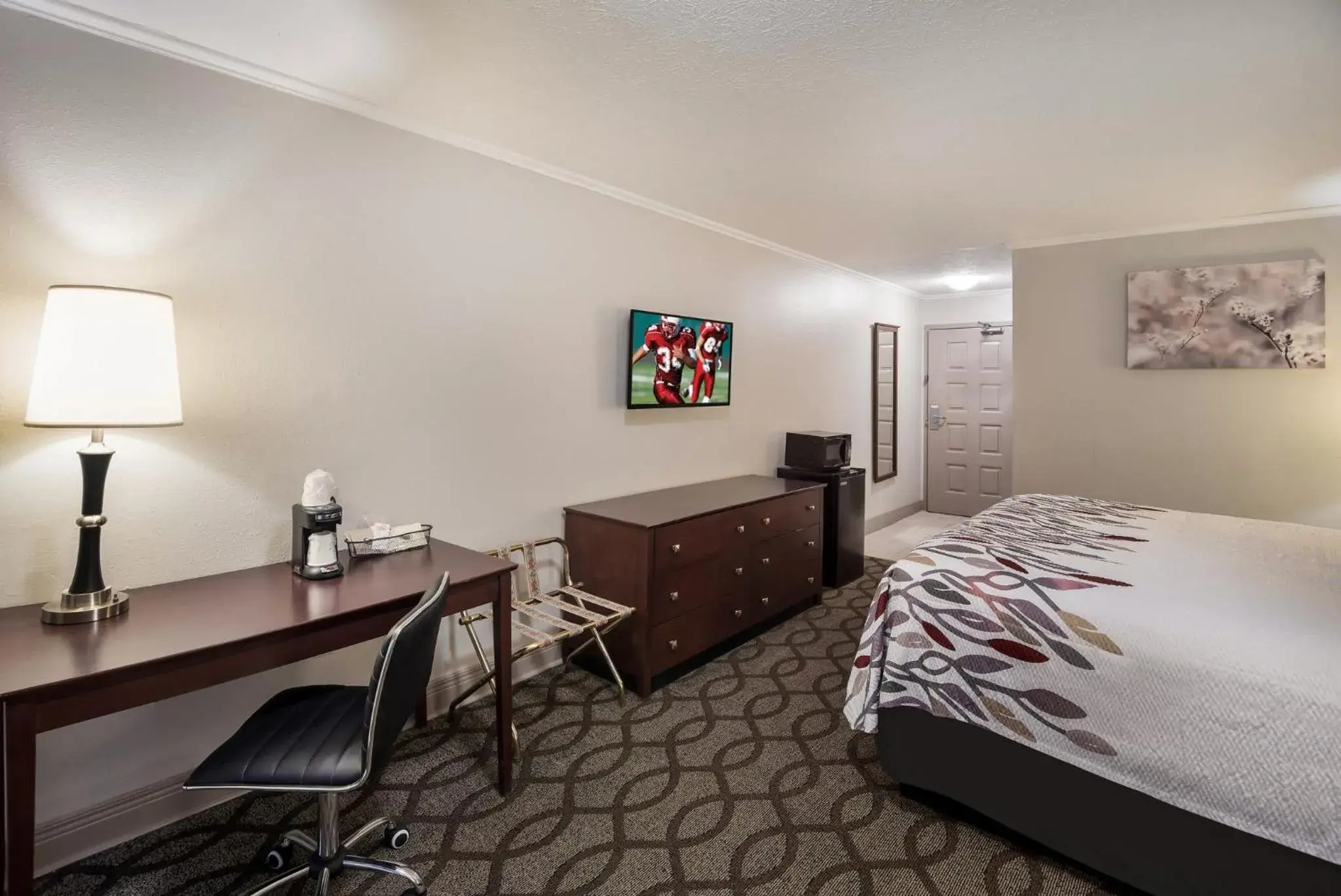 Superior King Room Non-Smoking in Red Roof Inn & Suites Lexington - Hamburg Superior King Room Non-Smoking in Red Roof Inn & Suites Lexington - Hamburg