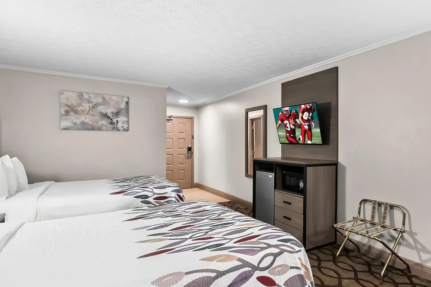 Photo of the whole room, Bed in Red Roof Inn & Suites Lexington - Hamburg