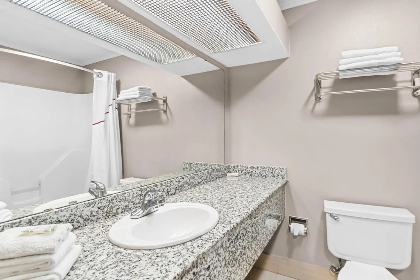 Bathroom in Red Roof Inn & Suites Lexington - Hamburg