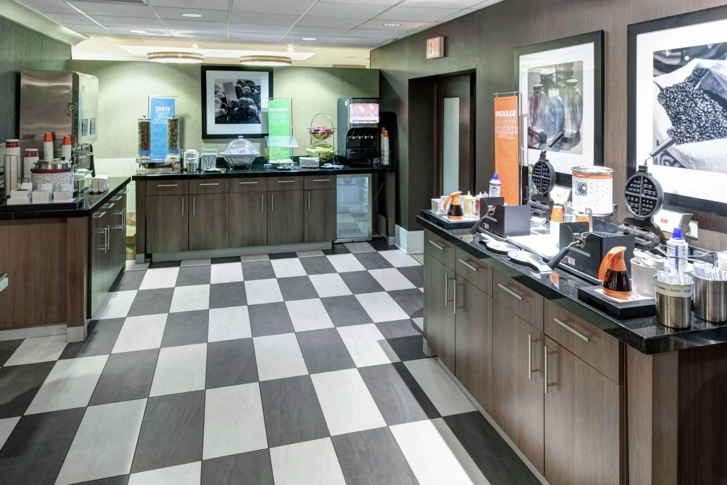 Dining area in Hampton Inn Oceanfront Jacksonville Beach