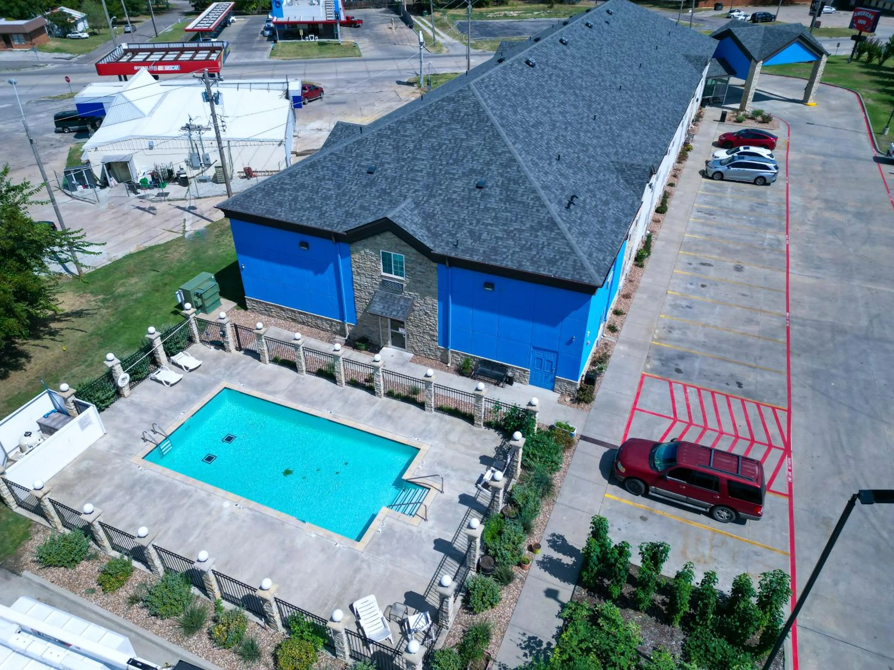 Swimming pool in American Inn Madill