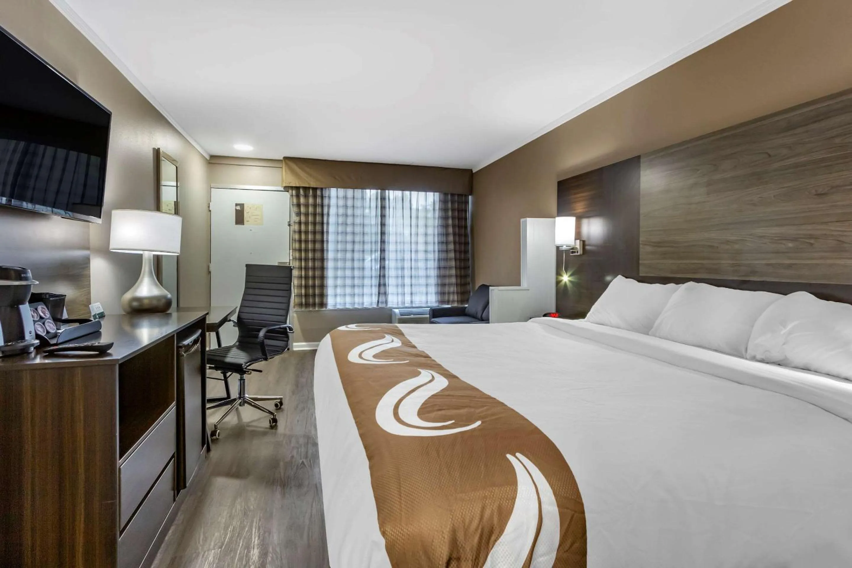 Photo of the whole room, Bed in Quality Inn & Suites Pawleys Island