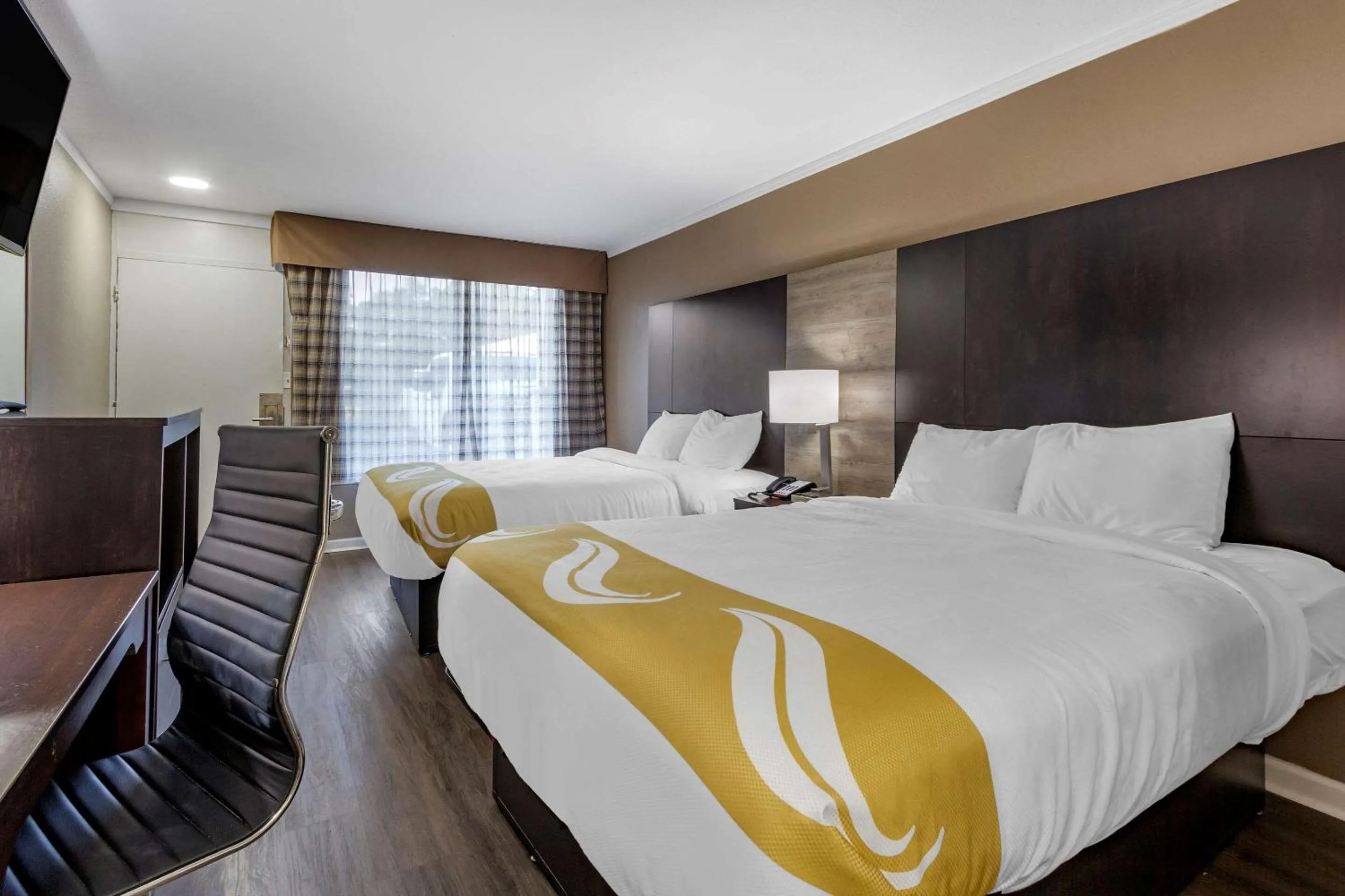 Photo of the whole room, Bed in Quality Inn & Suites Pawleys Island