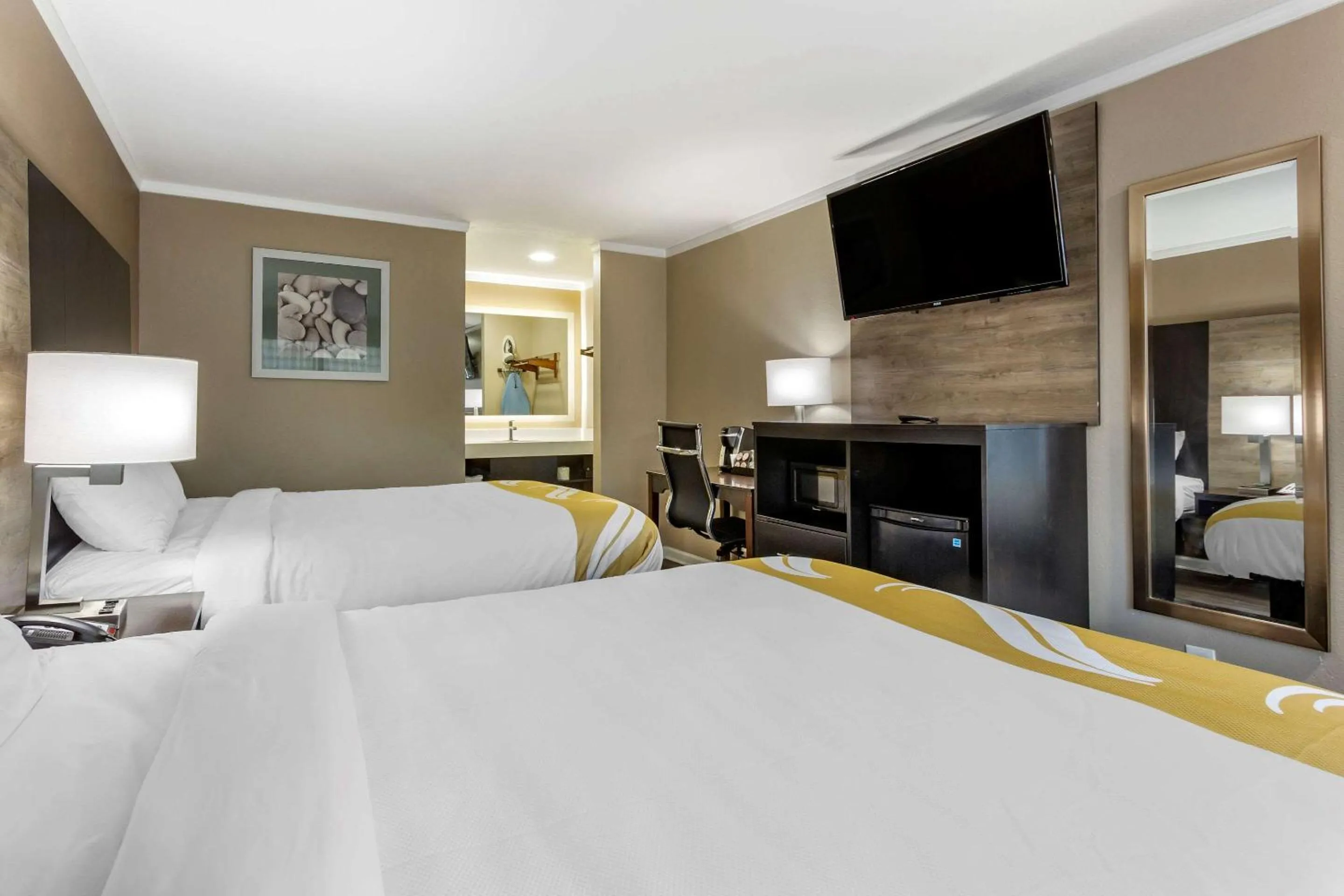 Photo of the whole room, Bed in Quality Inn & Suites Pawleys Island