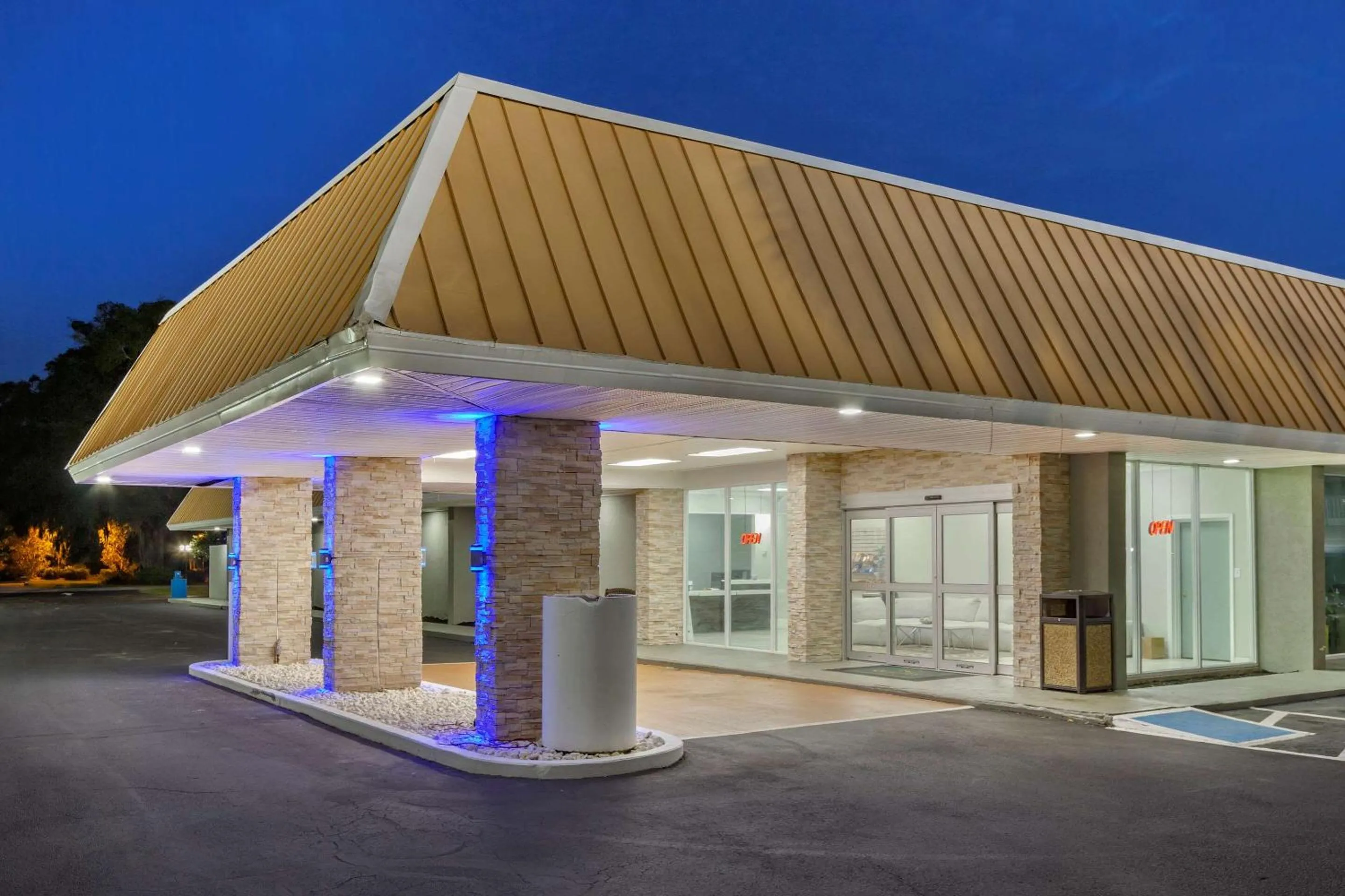 Property building in Quality Inn & Suites Pawleys Island
