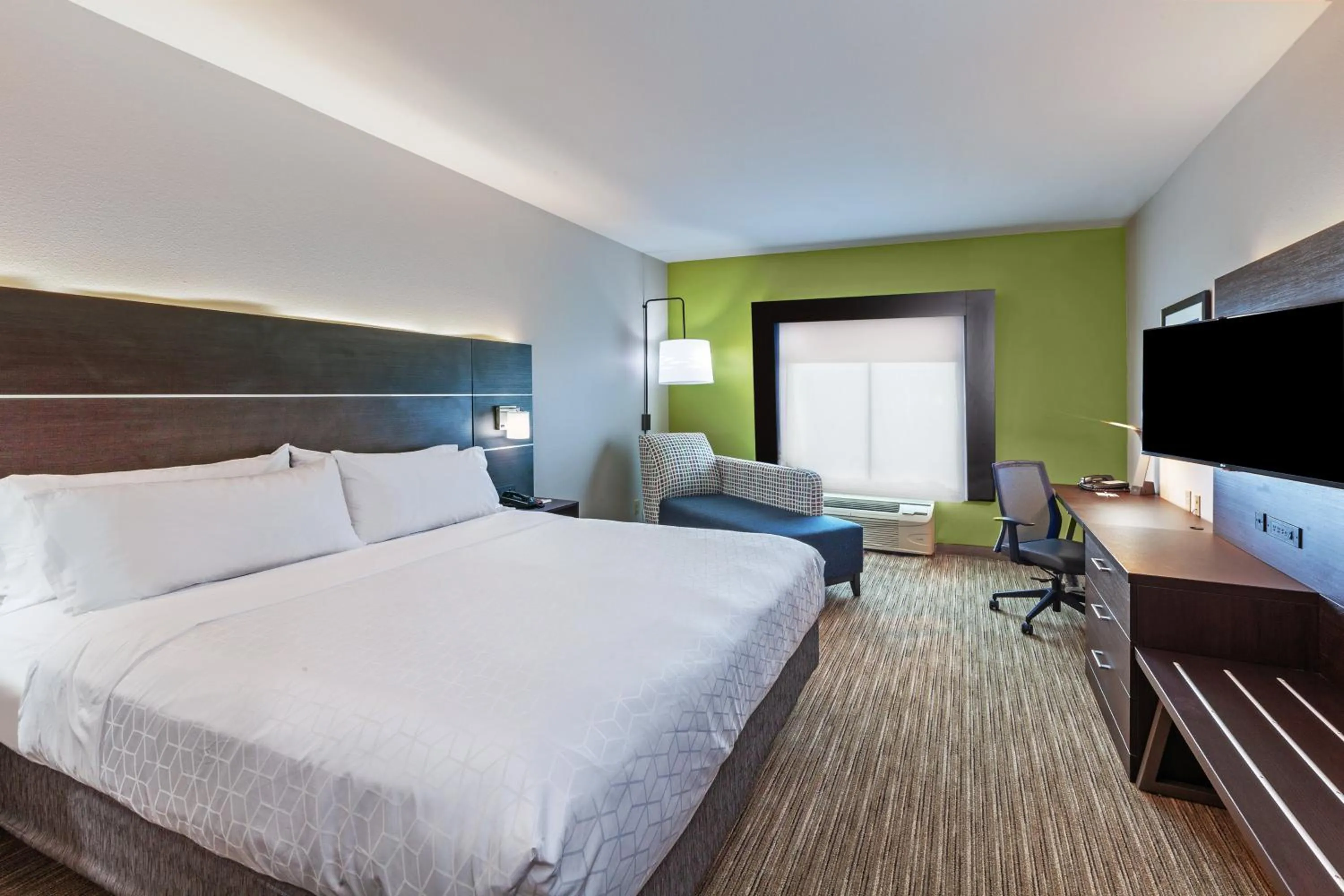 Photo of the whole room, Bed in Holiday Inn Express Sealy by IHG