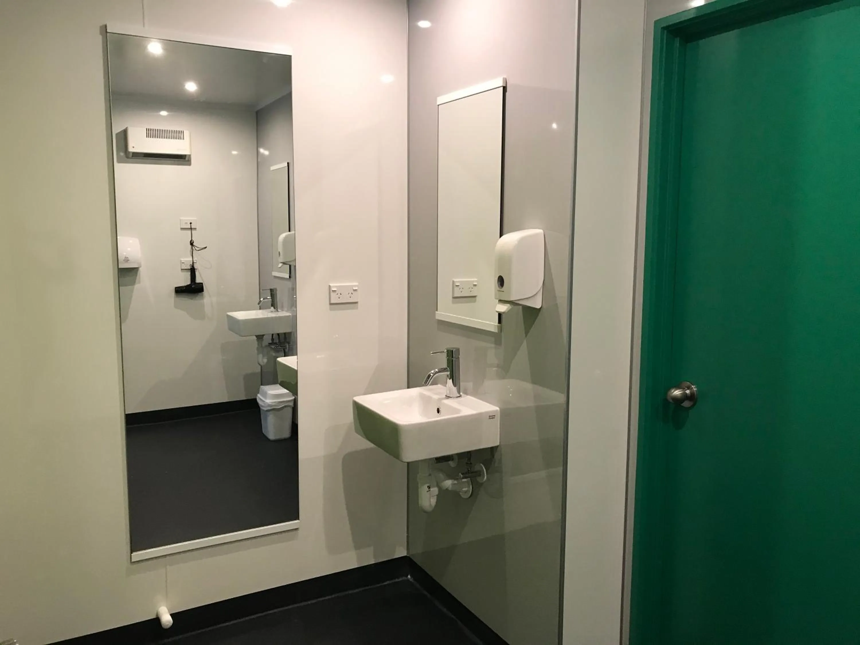 Toilet in YHA Nelson - Backpackers