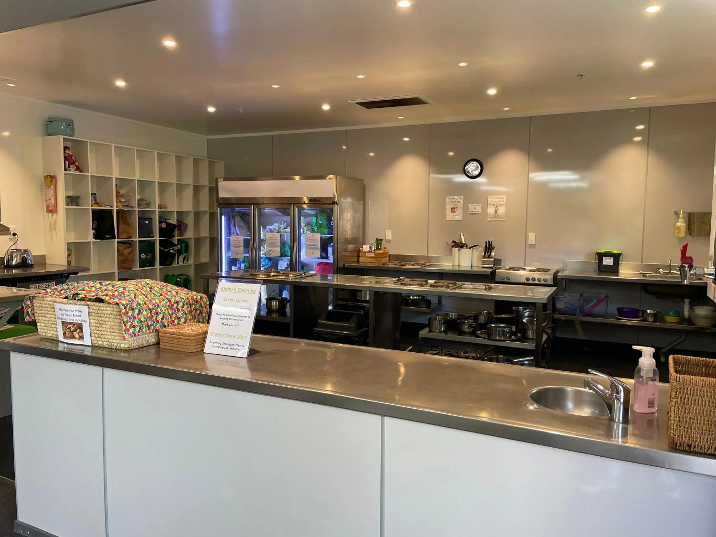 Communal kitchen in YHA Nelson - Backpackers