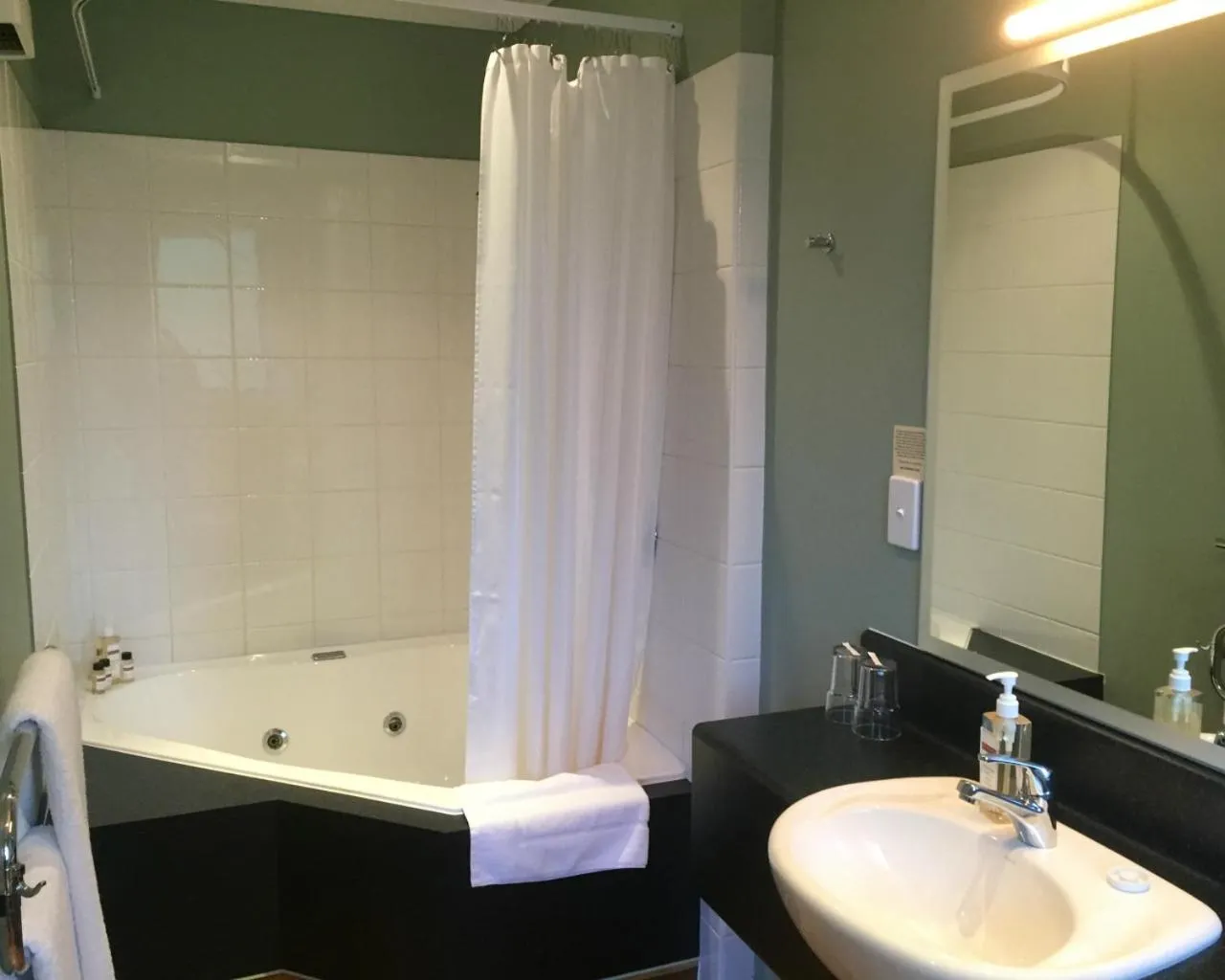 Shower in Lake Roxburgh Lodge