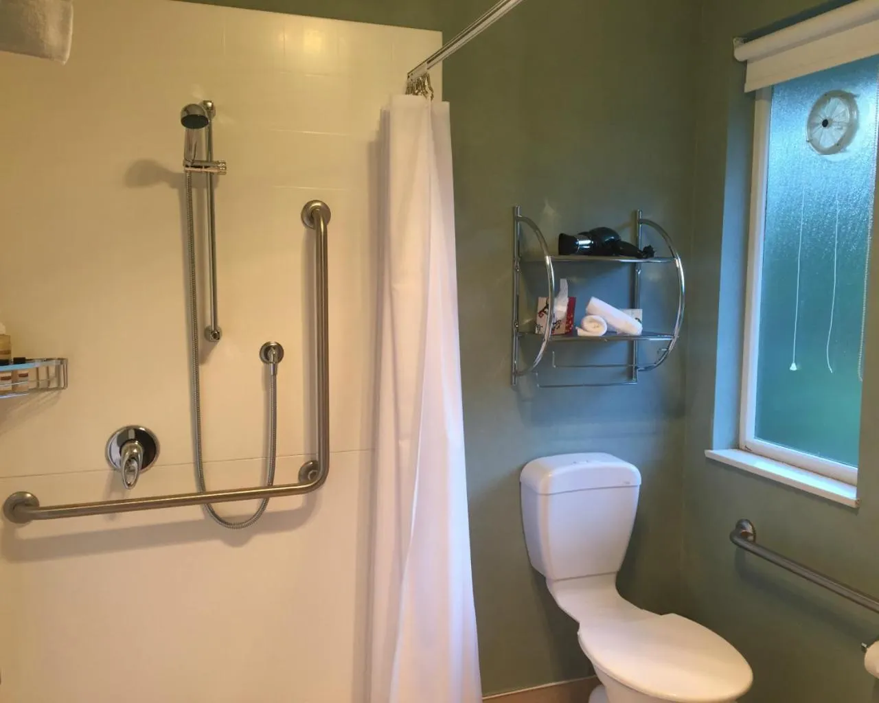 Shower in Lake Roxburgh Lodge