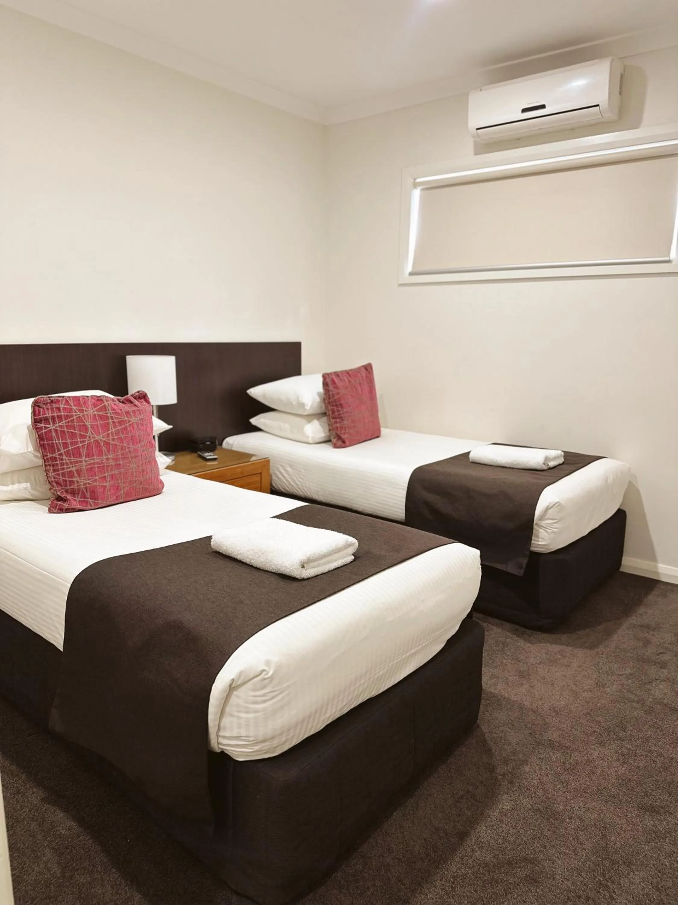 Bedroom, Bed in Red Earth Motel