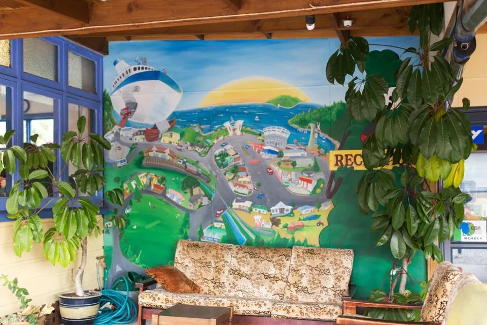 Seating area in Sequoia Lodge Backpackers