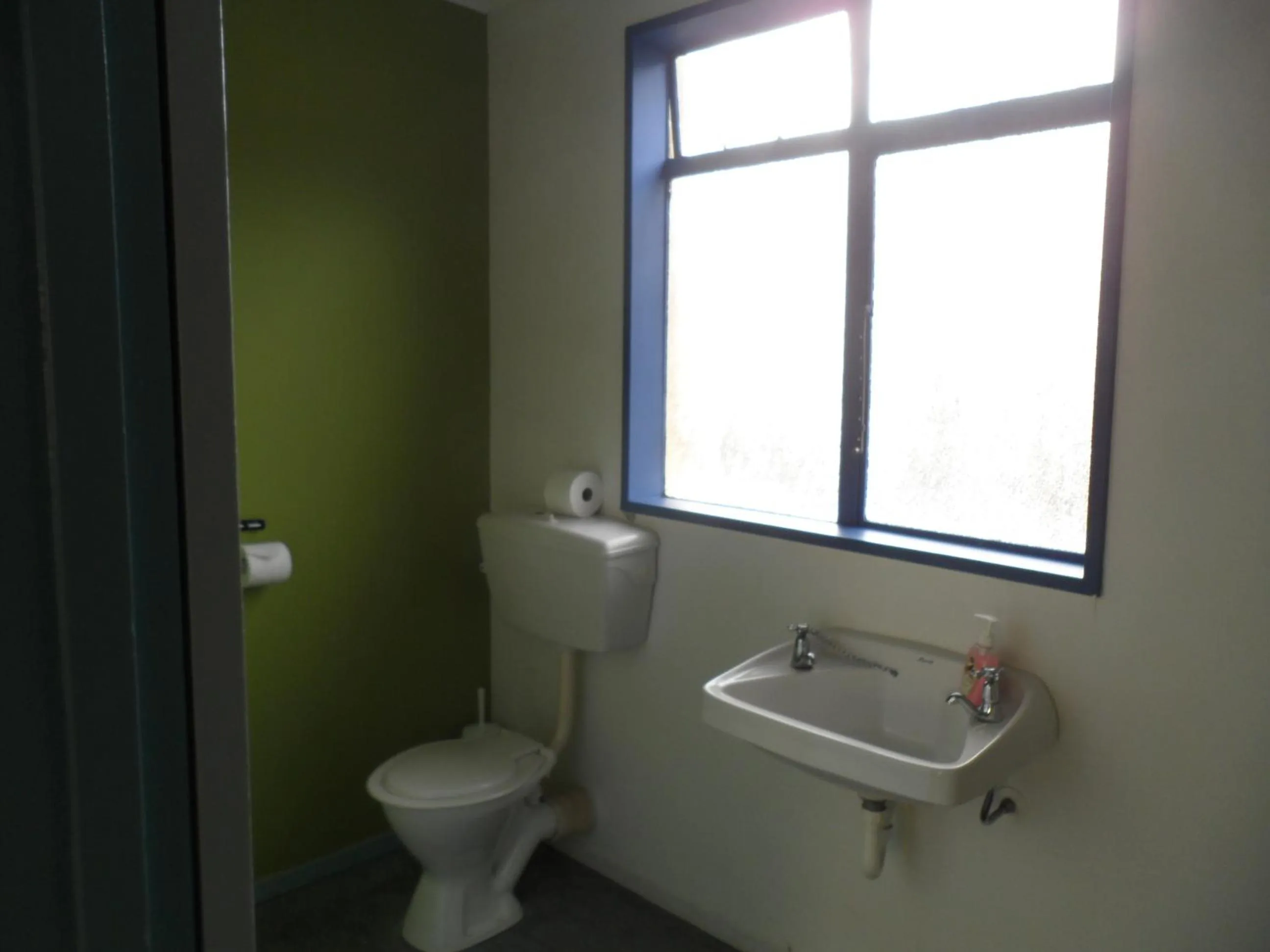 Bathroom in Sequoia Lodge Backpackers