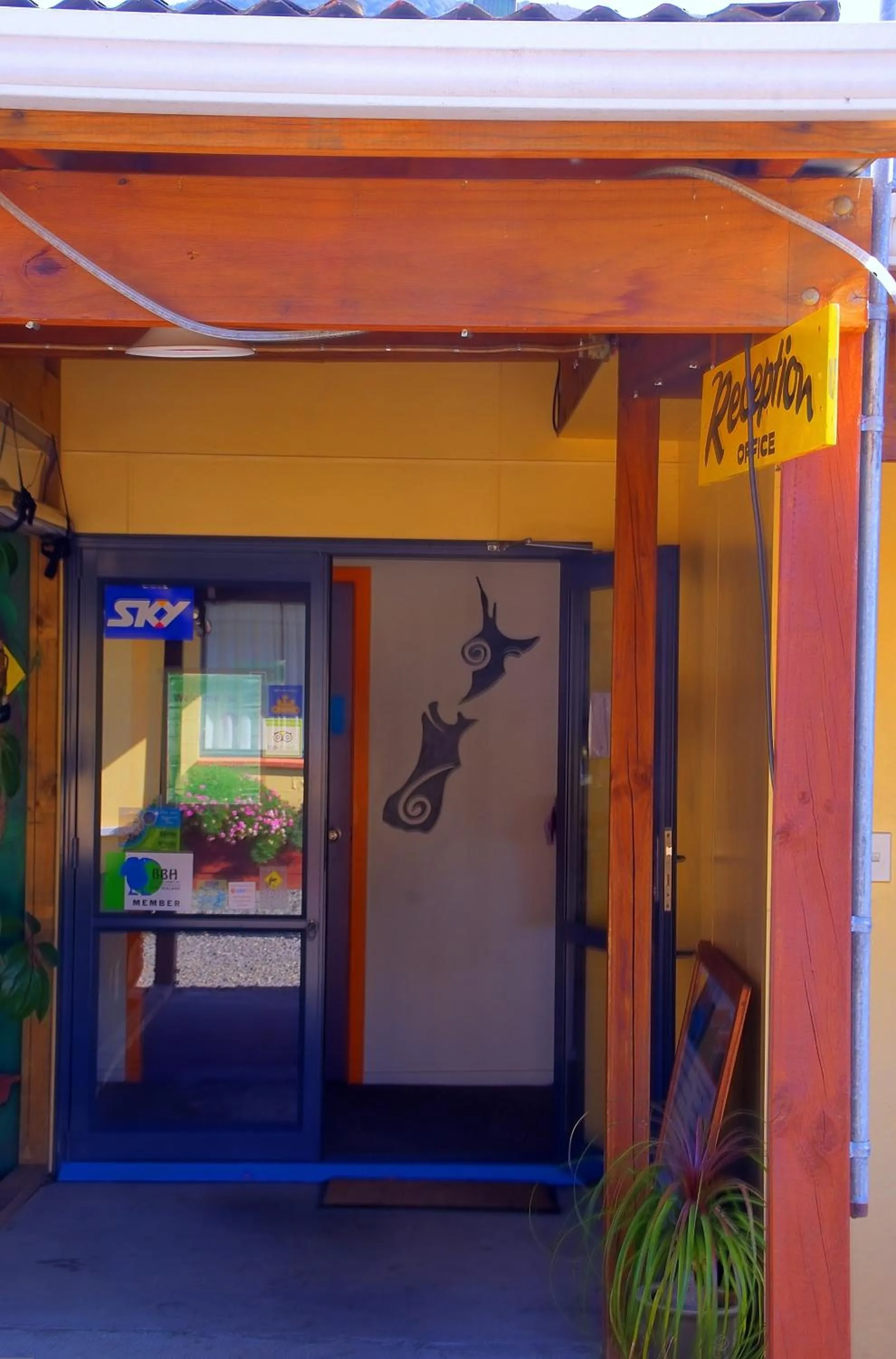 Lobby or reception in Sequoia Lodge Backpackers