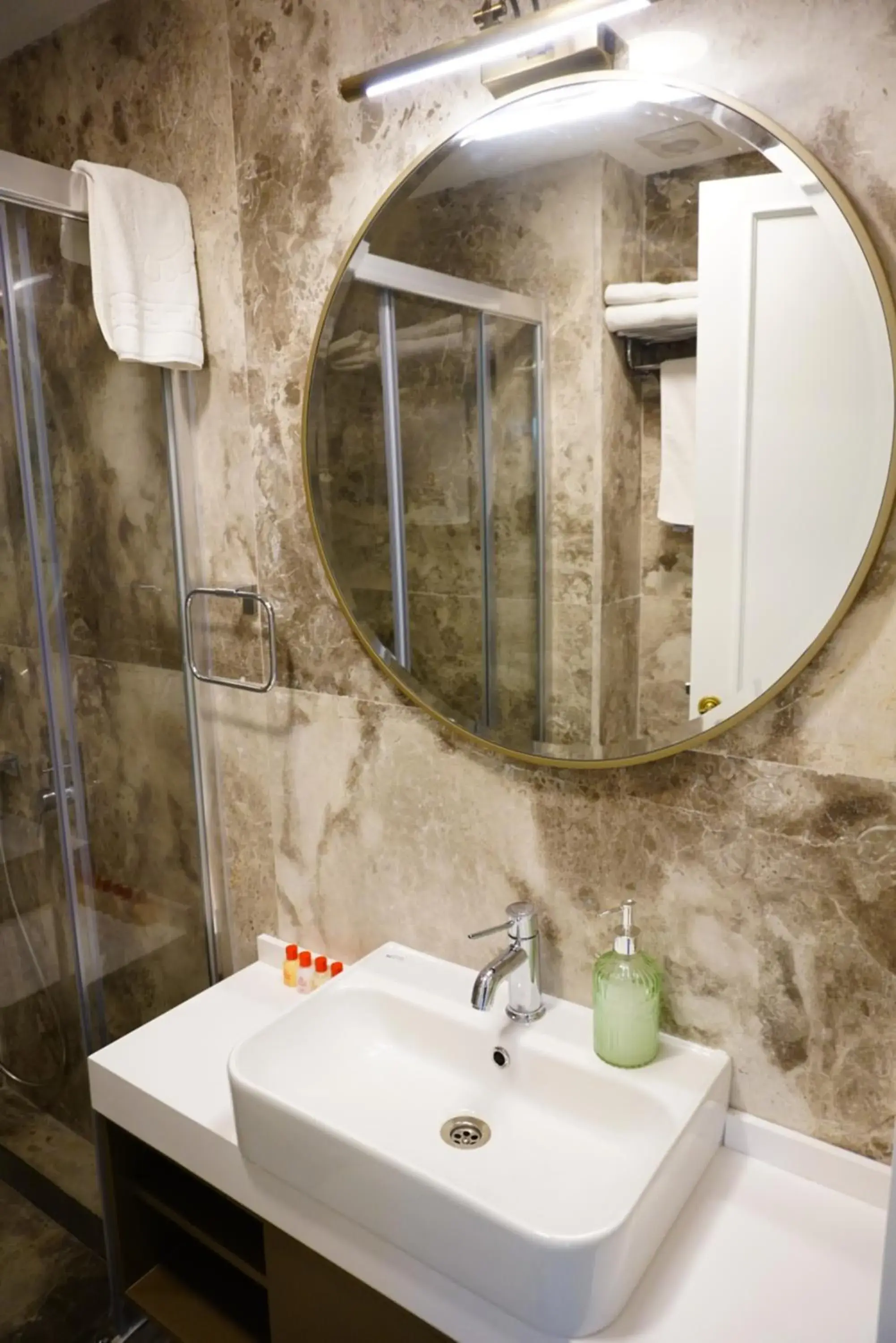 Double Room with Balcony and Sea View - single occupancy in Kıvrakzade Otel Double Room with Balcony and Sea View - single occupancy in Kıvrakzade Otel