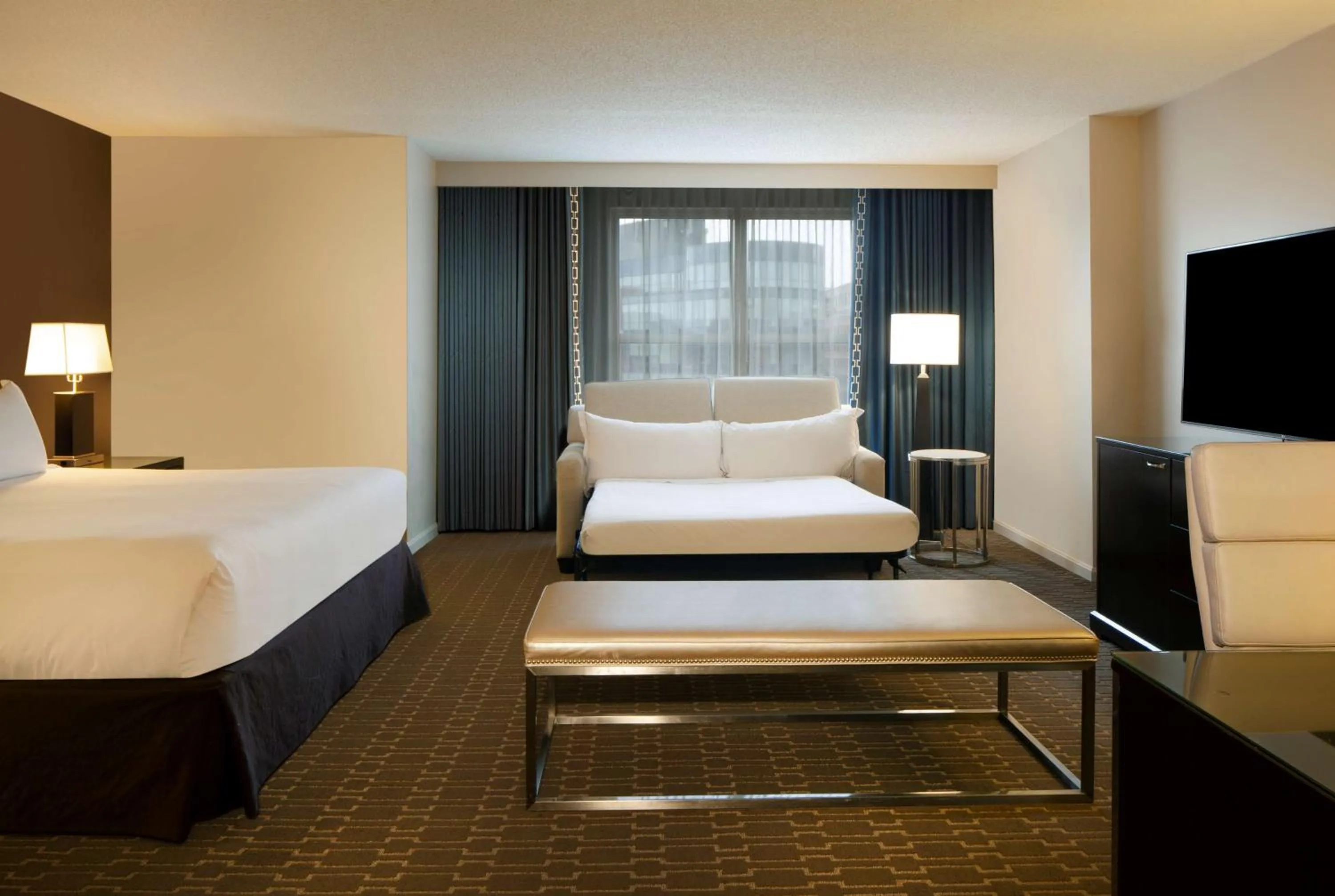 Living room, Bed in Hilton Alexandria Old Town