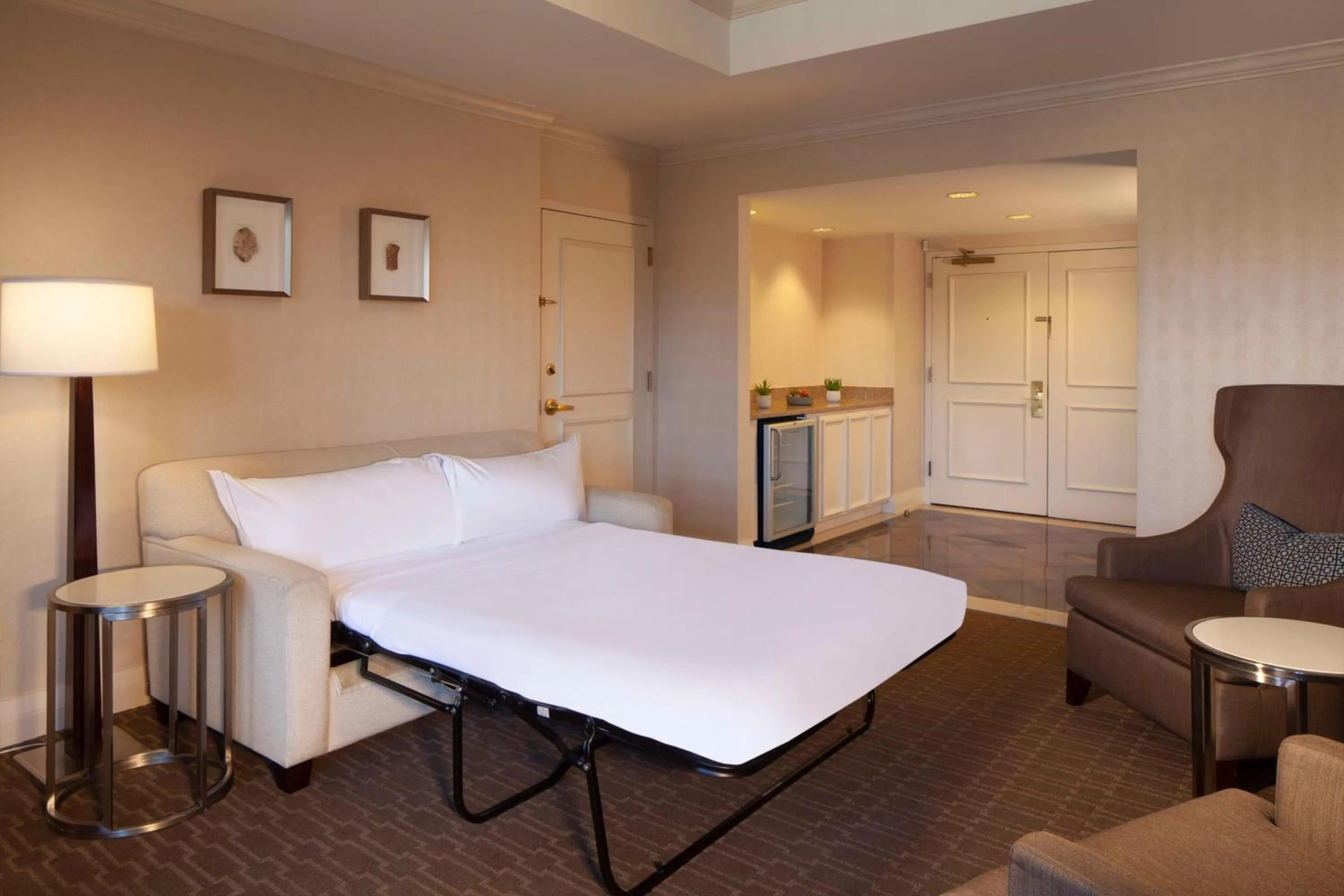 Living room in Hilton Alexandria Old Town