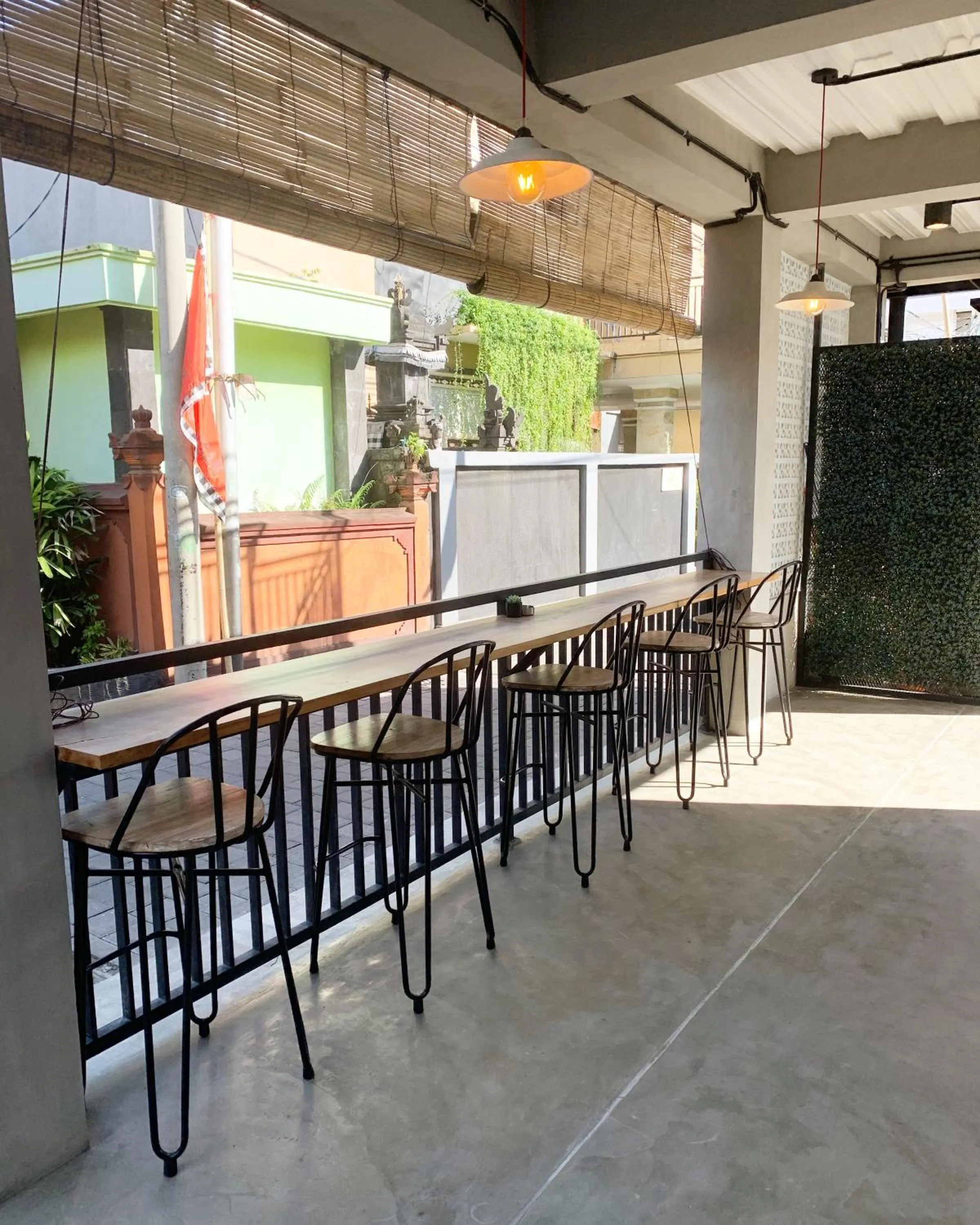 Restaurant/places to eat in Beach Hut Hostel