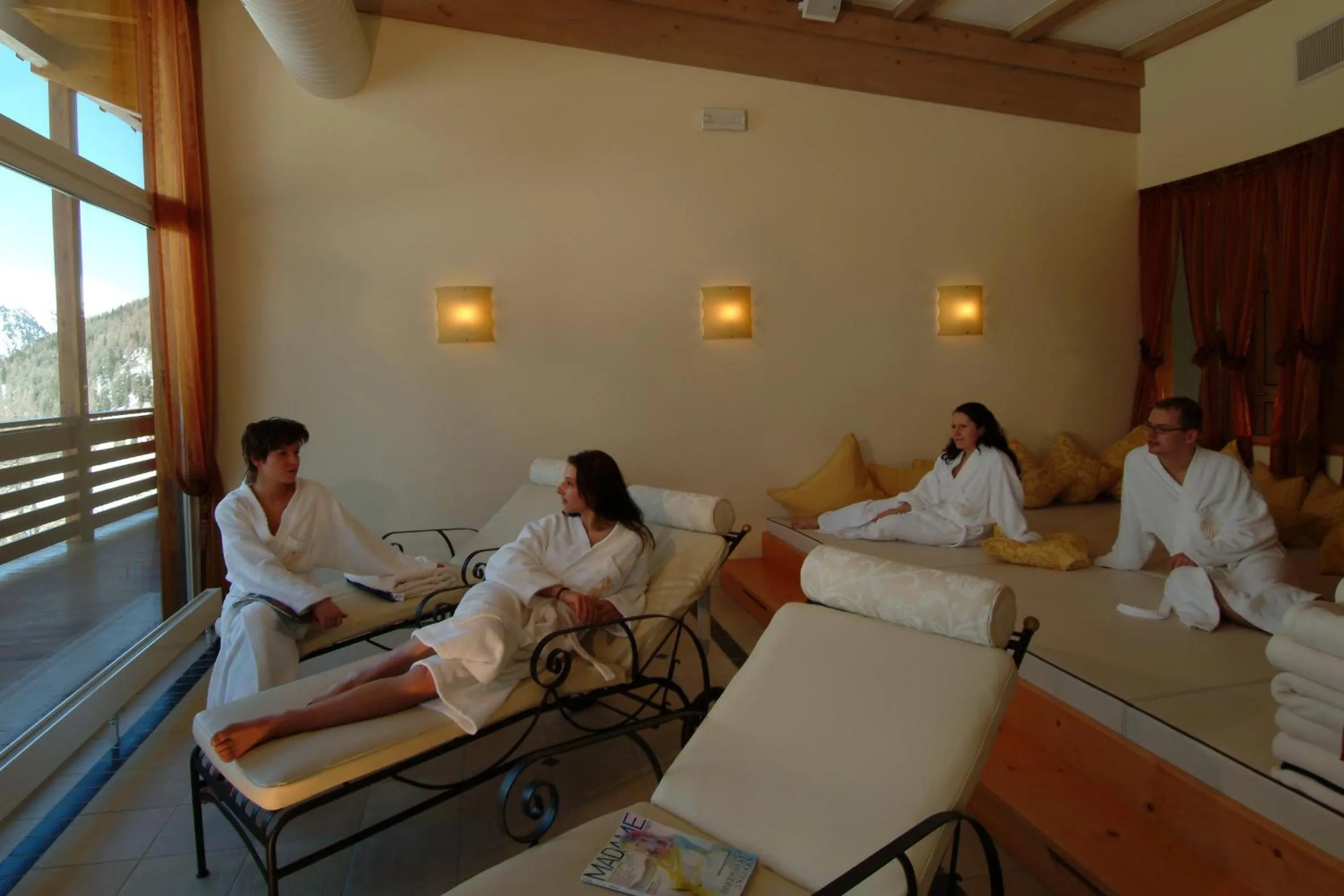 People in Hotel Zebru